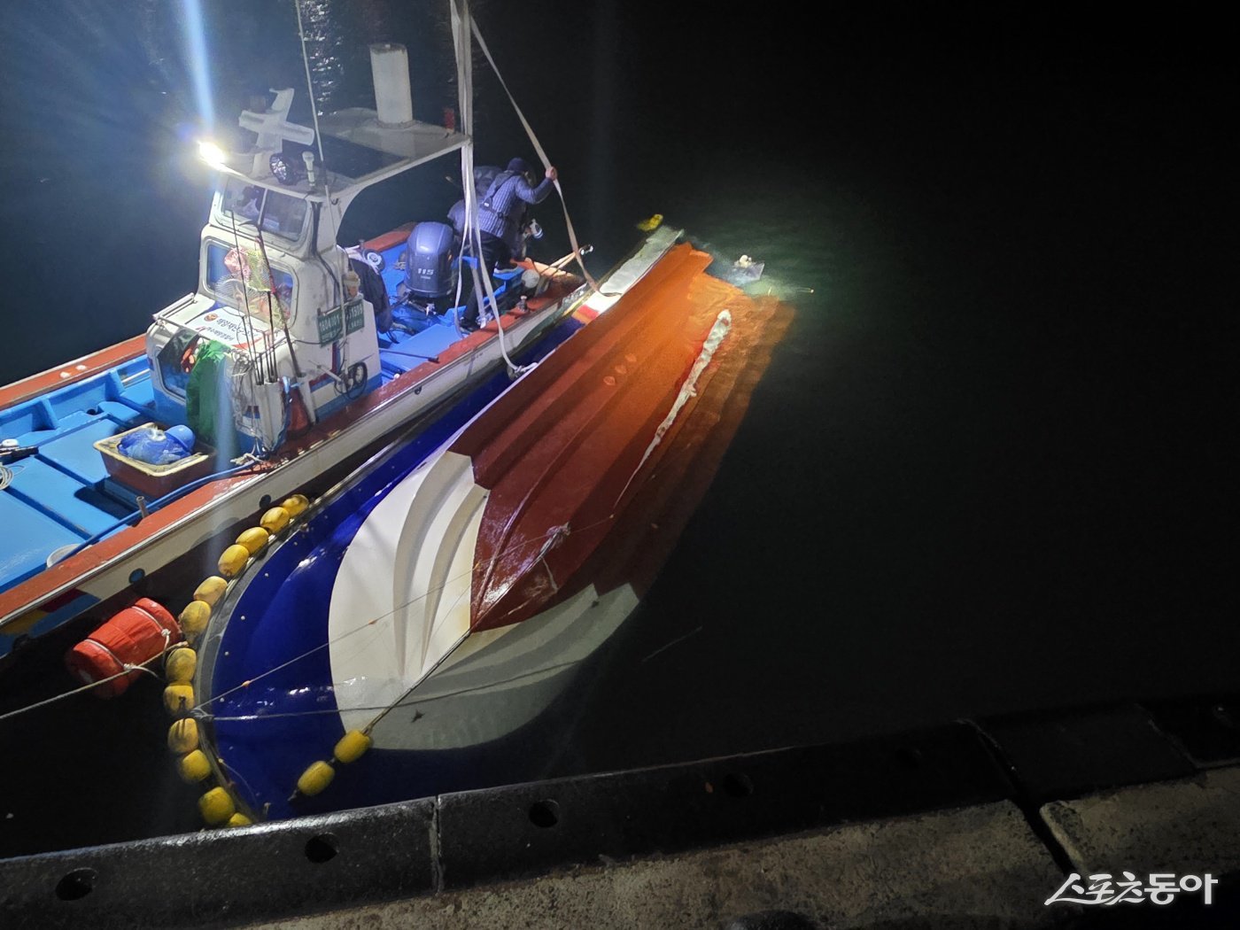 인양작업중인 사고선박.  사진제공=여수해경