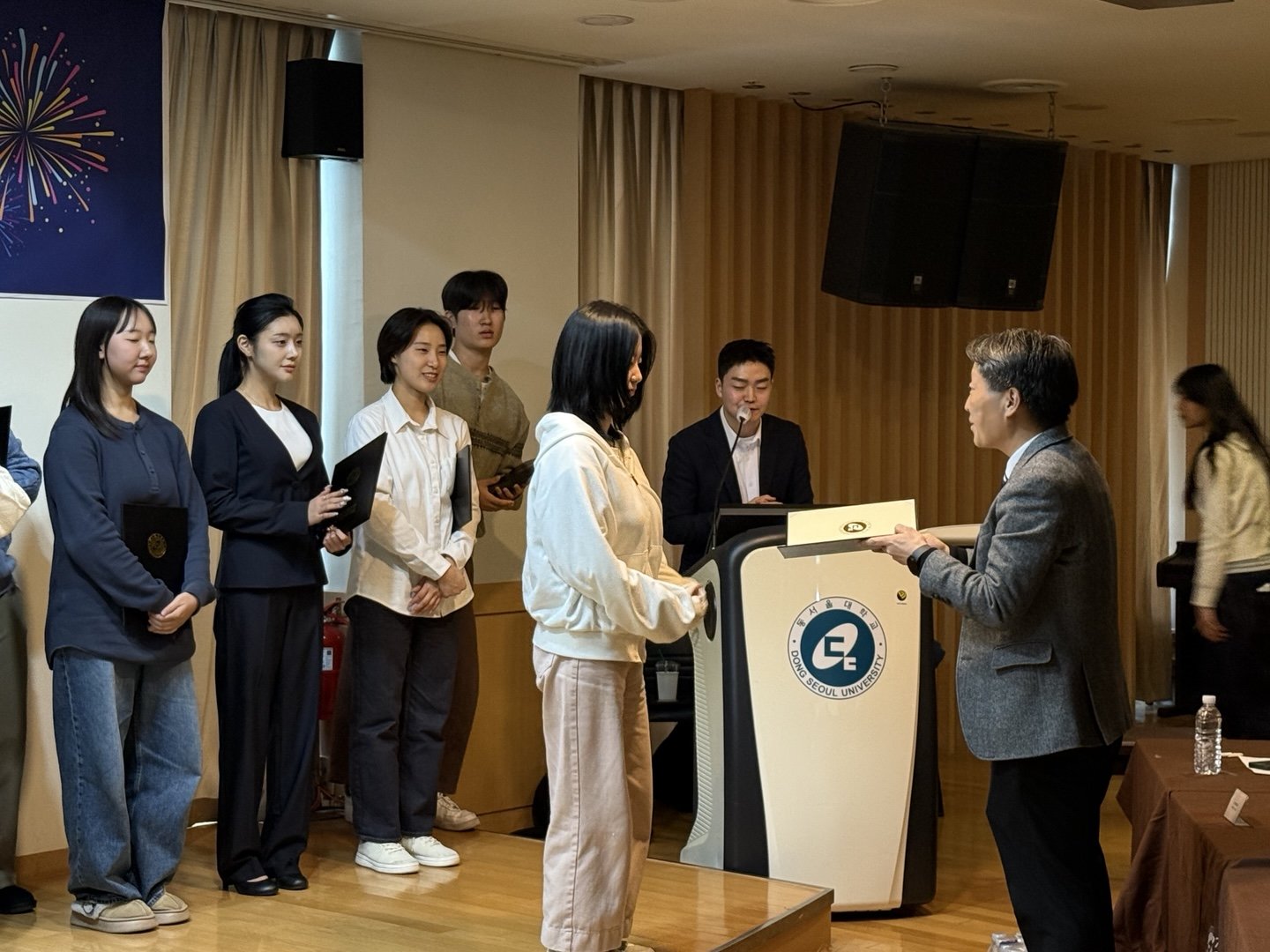 ‘제3회 한중문화페스티벌: 중국어 콘텐츠 쇼케이스’에서 시상하고 있는 유창승 동서울대 부총장(오른쪽). 사진제공｜동서울대