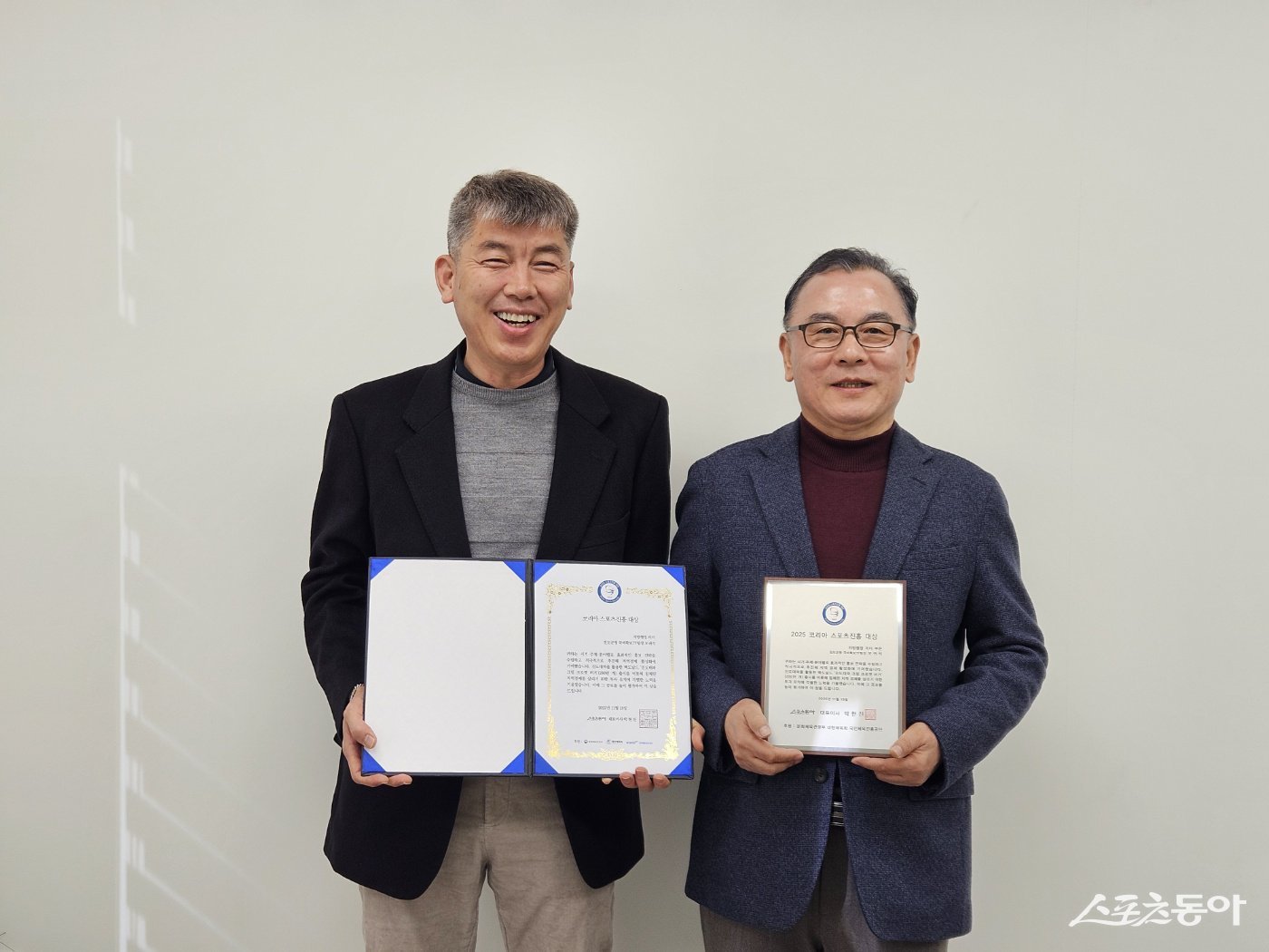 오귀석 진도군청 국비확보TF팀장(왼쪽)이 최근지방행정 리더 부문 ‘코리아 스포츠진흥 대상’을 수상해 표창장을 들고 기념촬영을 하고 있다. 사진제공=박기현 기자