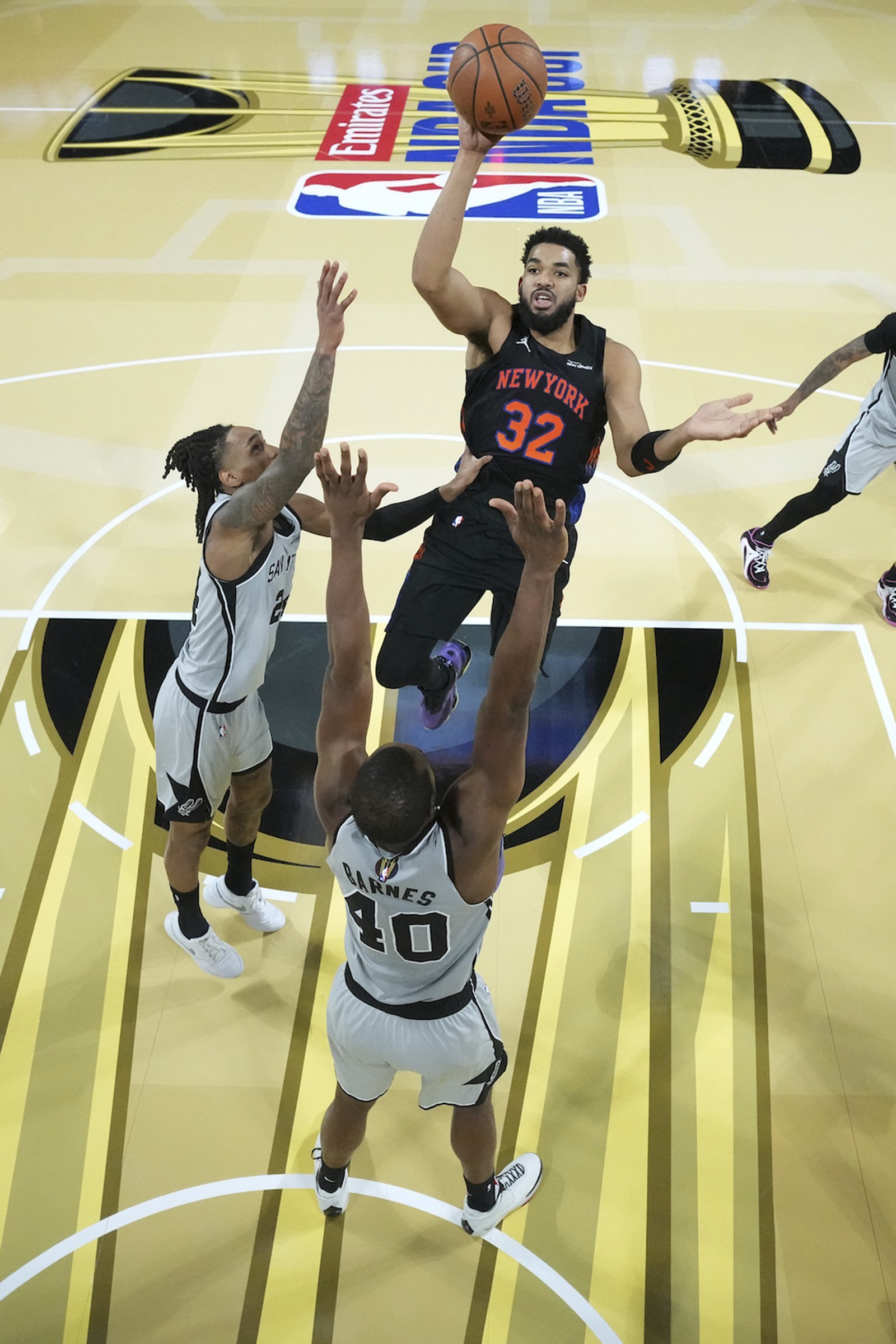 뉴욕 콜 앤서니 타운스(오른쪽 위)가 17일(한국시간) 라스베이거스 T모바일센터에서 열린 샌안토니오와 NBA컵 결승전 도중 상대 수비 2명을 피해 플로터를 시도하고 있다. 라스베이거스(미 네바다주)｜AP뉴시스