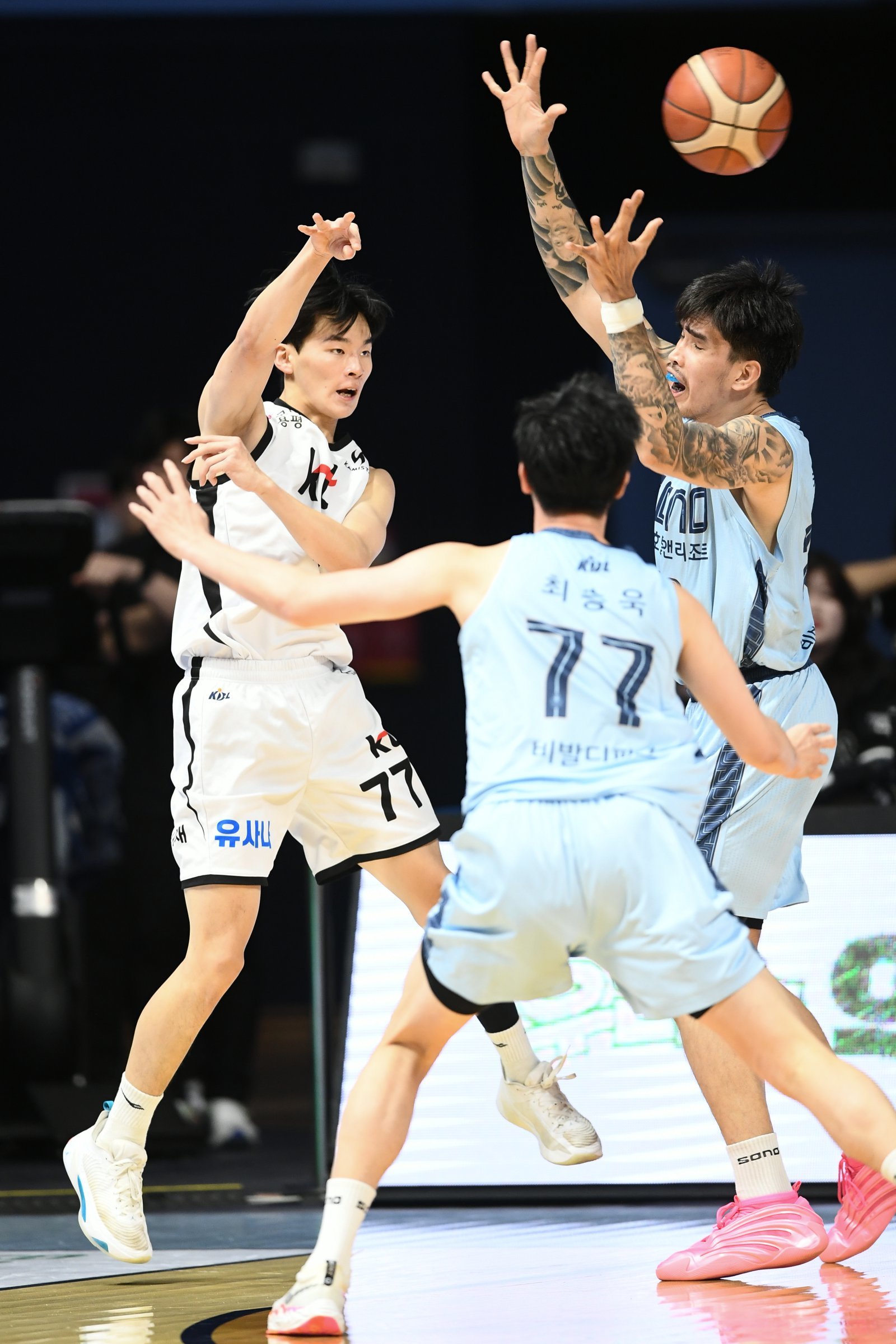 KT 강성욱은 이번 시즌 갓 입단한 신인임에도 남다른 존재감을 뽐내고 있다. 17일 고양체육관에서 열린 소노전에서 상대 수비를 피해 패스를 하는 강성욱. 사진제공｜KBL