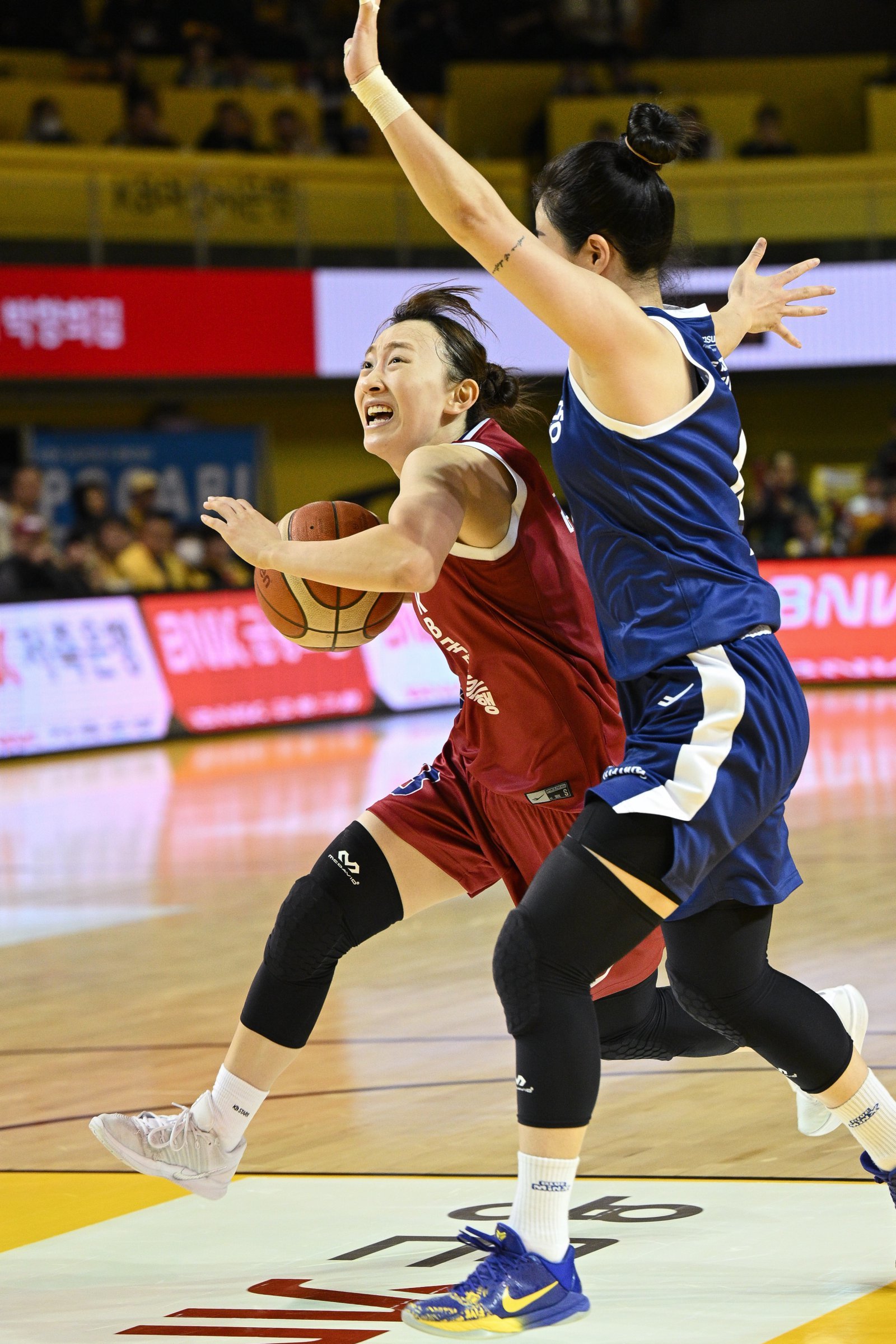 KB스타즈 이채은(왼쪽)은 이번 시즌을 통해 팀의 핵심으로 거듭났다. 그는 “코트에서 100이면 100 다 쏟고 나오는 게 믿음에 보답하는 것”이라고 목소리를 높였다. 사진제공|WKBL