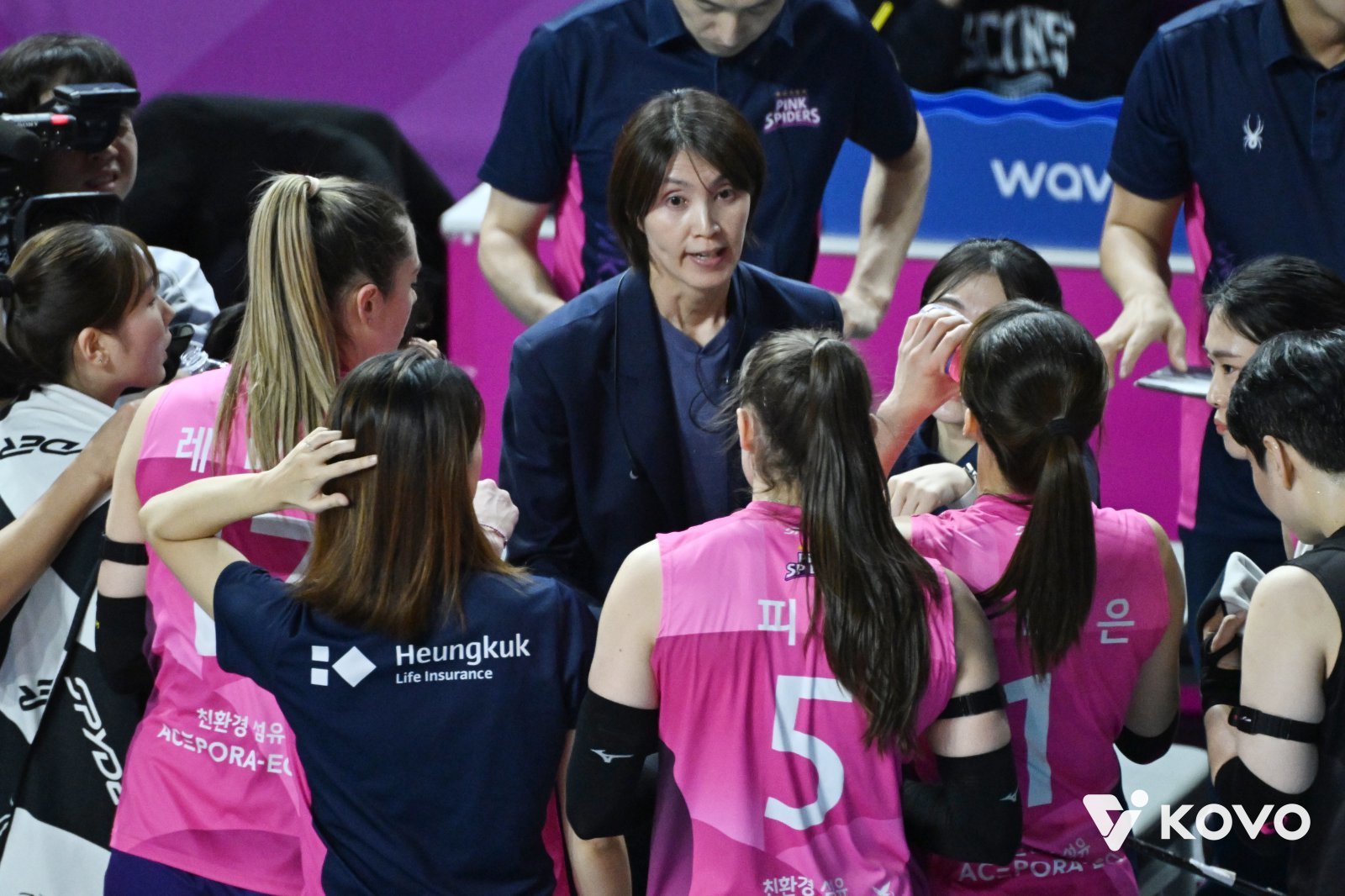 요시하라 흥국생명 감독(가운데)은 5년차 아웃사이드 히터 정윤주를 에이스로 키우고자 밀당을 하고 있다. 수비가 좋아지면서 공격에서도 여유가 생겨 다재다능한 선수로 성장하고 있다. 사진제공│KOVO