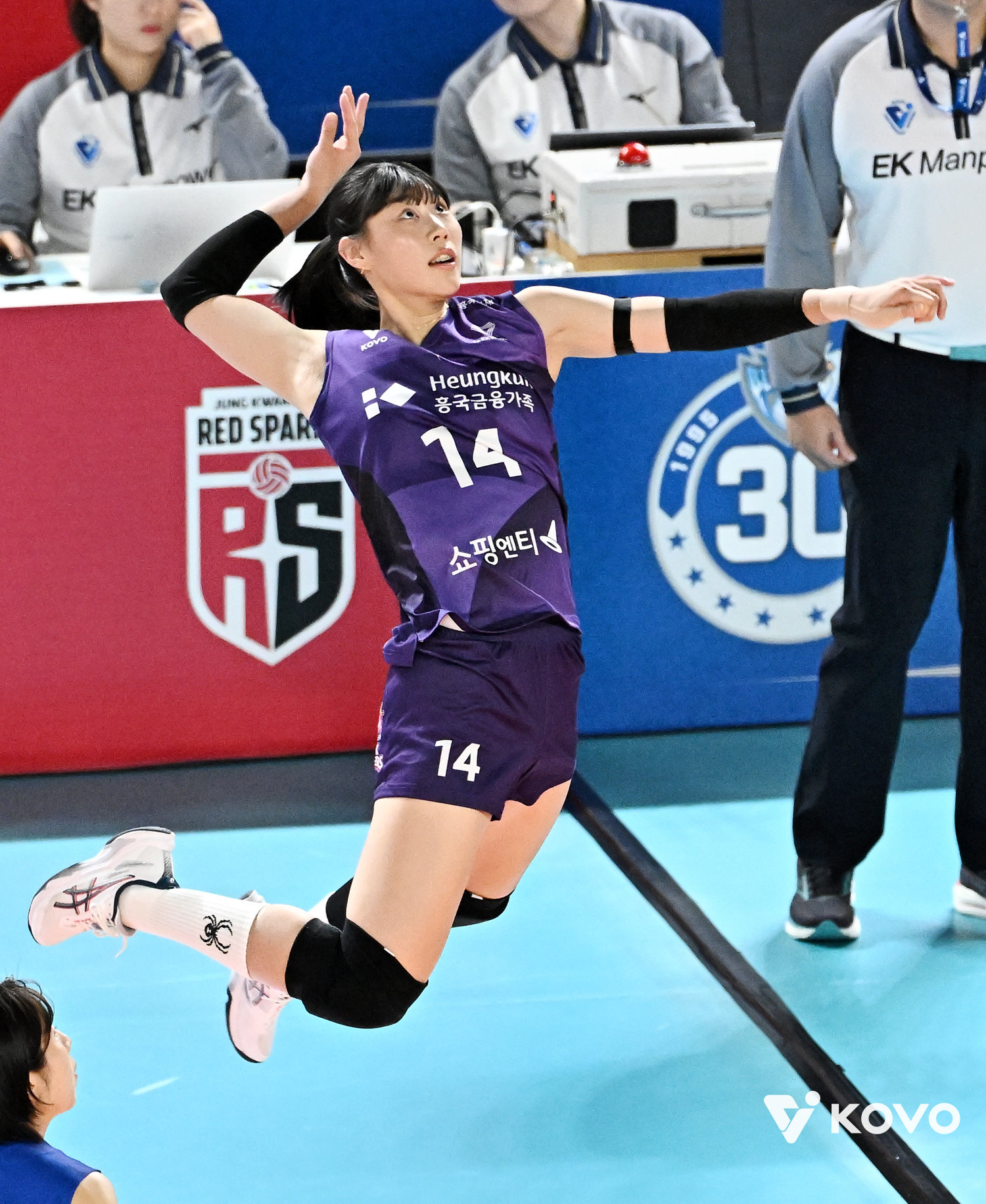 요시하라 흥국생명 감독은 5년차 아웃사이드 히터 정윤주(사진)를 에이스로 키우고자 밀당을 하고 있다. 수비가 좋아지면서 공격에서도 여유가 생겨 다재다능한 선수로 성장하고 있다. 사진제공│KOVO