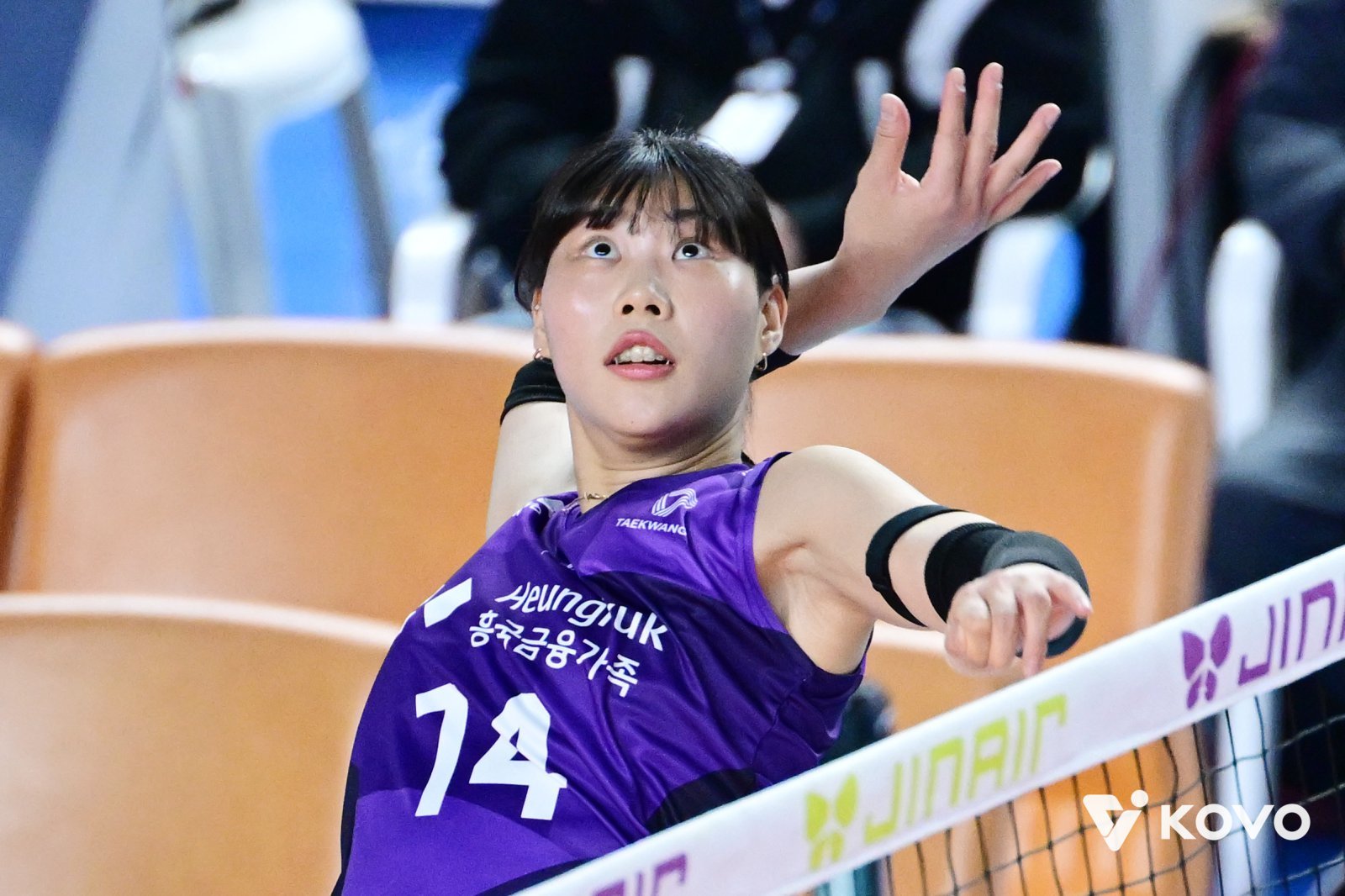 요시하라 흥국생명 감독은 5년차 아웃사이드 히터 정윤주(사진)를 에이스로 키우고자 밀당을 하고 있다. 수비가 좋아지면서 공격에서도 여유가 생겨 다재다능한 선수로 성장하고 있다. 사진제공│KOVO