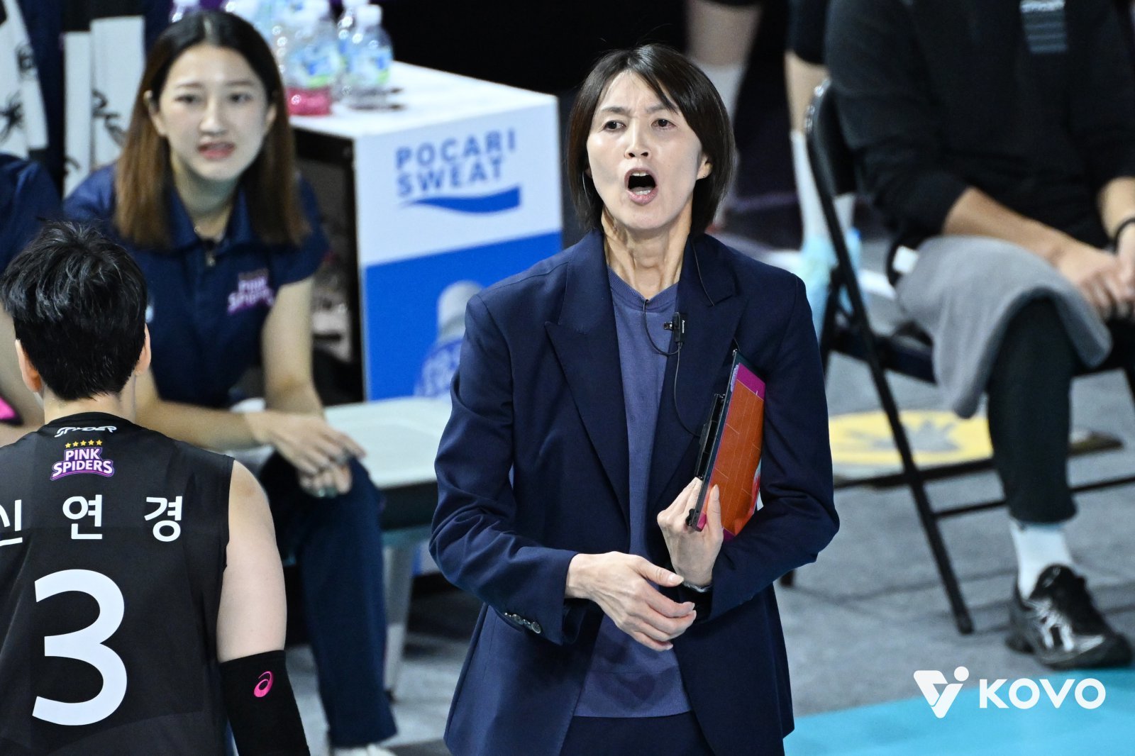요시하라 흥국생명 감독(가운데)은 5년차 아웃사이드 히터 정윤주를 에이스로 키우고자 밀당을 하고 있다. 수비가 좋아지면서 공격에서도 여유가 생겨 다재다능한 선수로 성장하고 있다. 사진제공│KOVO