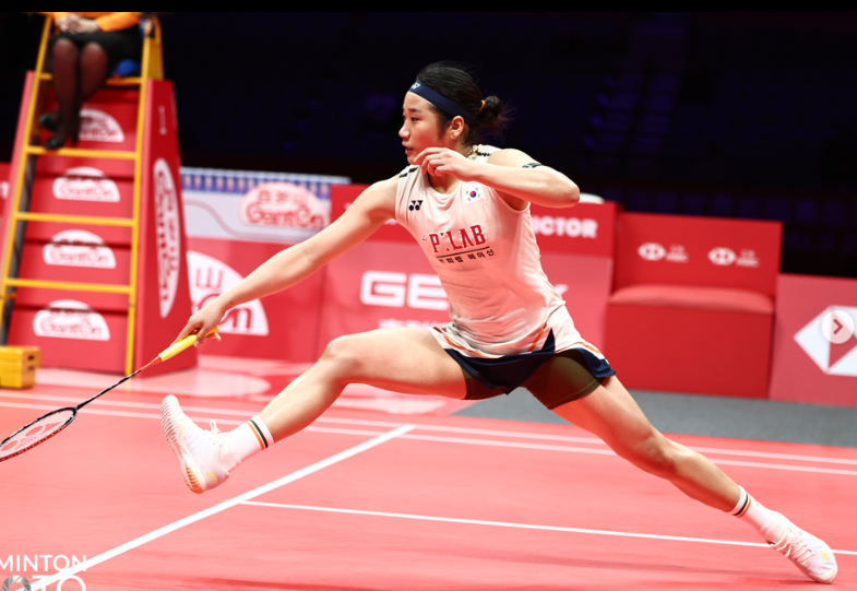 안세영(오른쪽 끝)이 17일 중국 항저우의 올림픽스포츠센터 체육관에서 열린 와르다니와 BWF 월드투어 파이널스 여자단식 조별리그 A조 1차전서 맞대결을 펼치고 있다. 안세영이 2-1로 이겼다. 사진제공│대한배드민턴협회