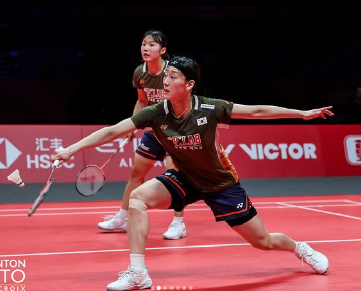 이소희(앞)-백하나(뒤)가 17일 중국 항저우의 올림픽스포츠센터 체육관에서 열린 공희용-김혜정과 BWF 월드투어 파이널스 여자복식 조별리그 B조 1차전서 맞대결을 펼치고 있다. 이소희-백하나가 2-0 완승을 거뒀다. 사진제공│대한배드민턴협회