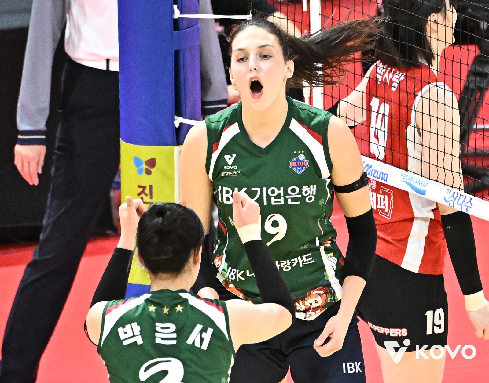 IBK기업은행 빅토리아(앞)가 17일 광주 페퍼스타디움에서 열린 페퍼저축은행과 V리그 여자부 원정경기 도중 득점한 뒤 기뻐하고 있다. IBK기업은행이 3-0 완승을 거뒀다. 사진제공│KOVO