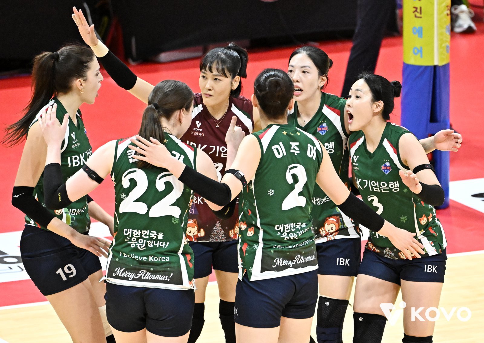 IBK기업은행 선수들이 17일 광주 페퍼스타디움에서 열린 페퍼저축은행과 V리그 여자부 원정경기 도중 득점한 뒤 기뻐하고 있다. IBK기업은행이 3-0 완승을 거뒀다. 사진제공│KOVO