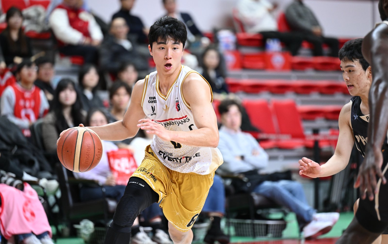 정관장 박지훈(왼쪽)은 17일 울산서 열린 현대모비스와 원정경기서 상대 수비를 피해 드리블을 하고 있다. 그는 시즌 최다 타이인 22점으로 2연패 탈출을 이끌었다. 사진제공|KBL