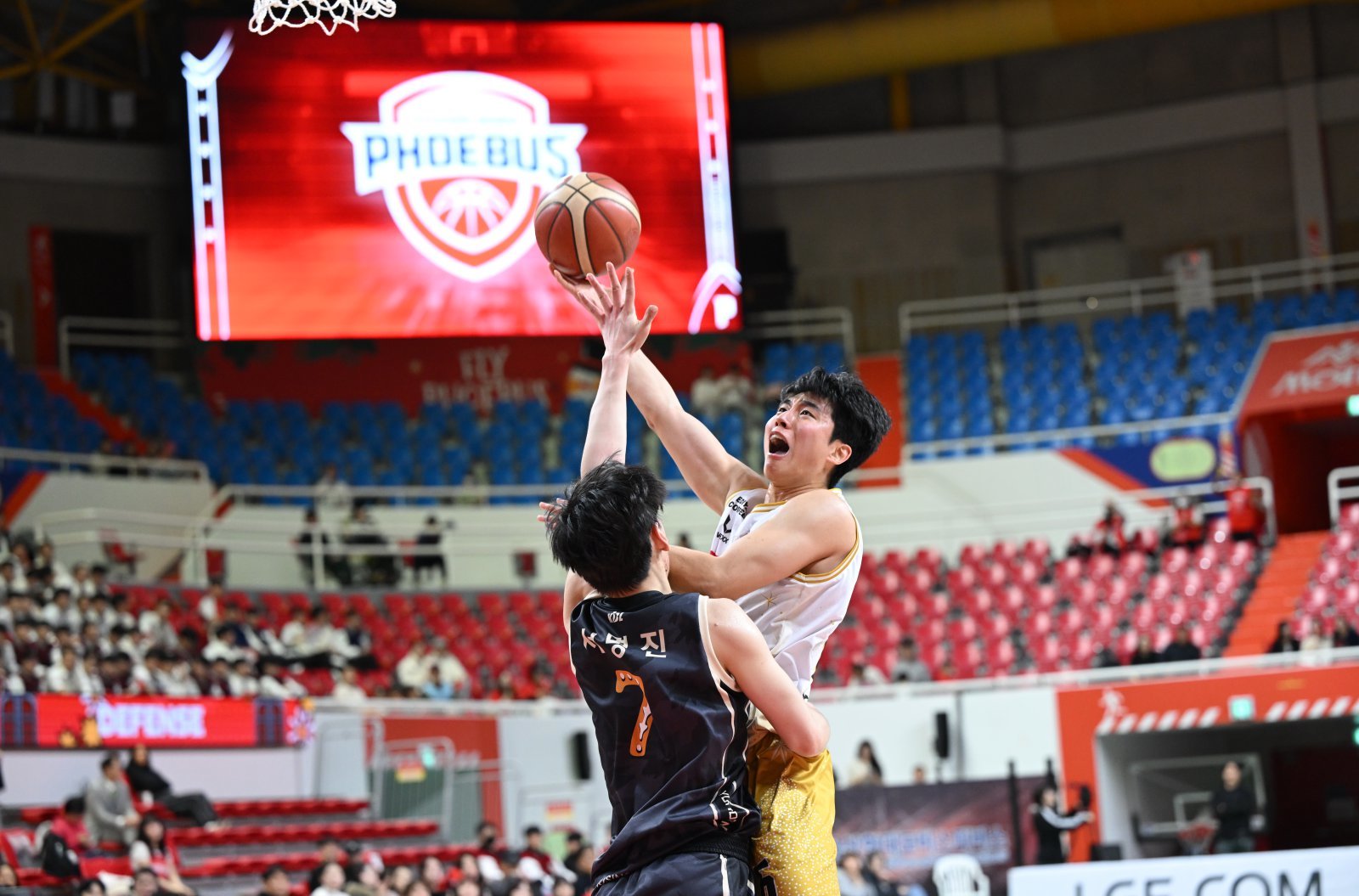 정관장 박지훈(오른쪽)은 17일 울산서 열린 현대모비스와 원정경기서 시즌 최다 타이인 22점으로 2연패 탈출을 이끌었다. 사진제공|KBL