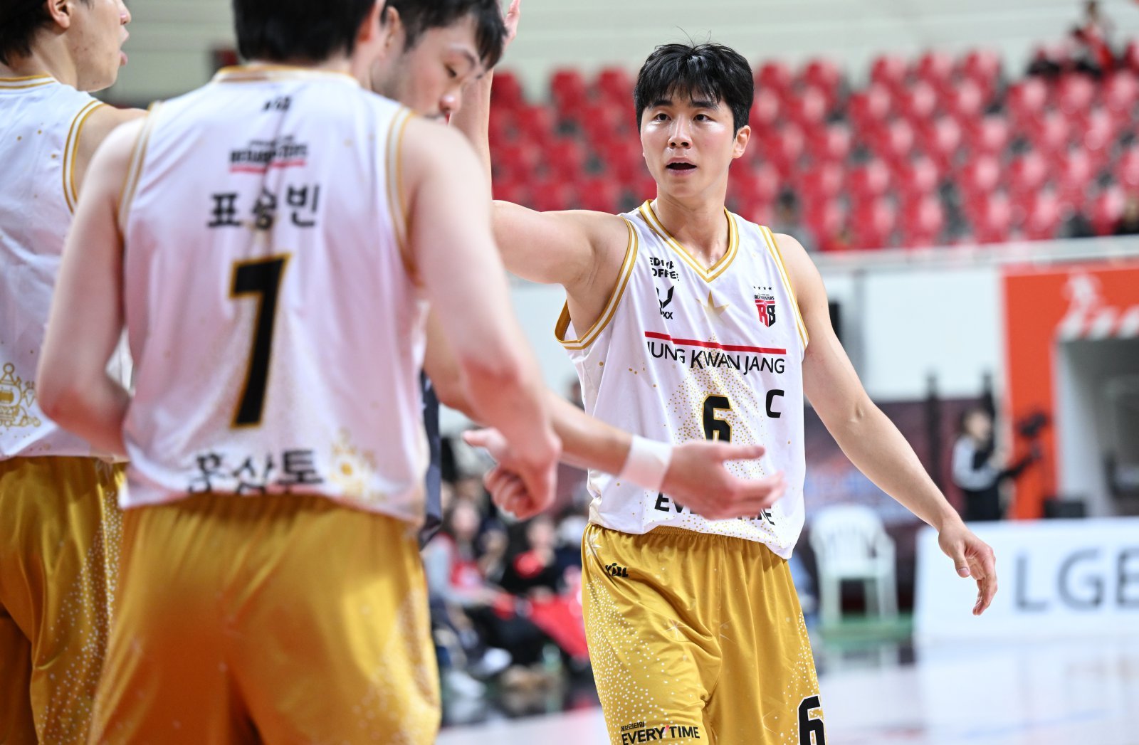 정관장 박지훈(오른쪽)은 17일 울산서 열린 현대모비스와 원정경기서 시즌 최다 타이인 22점으로 2연패 탈출을 이끌었다. 사진제공|KBL