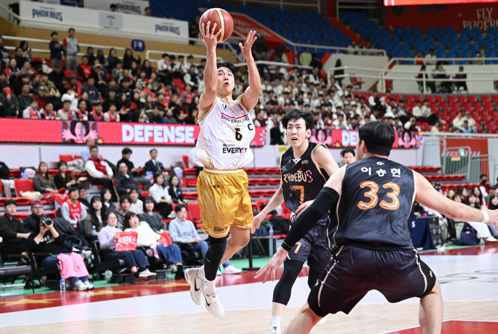 정관장 박지훈(왼쪽)은 17일 울산서 열린 현대모비스와 원정경기서 시즌 최다 타이인 22점으로 2연패 탈출을 이끌었다. 사진제공|KBL