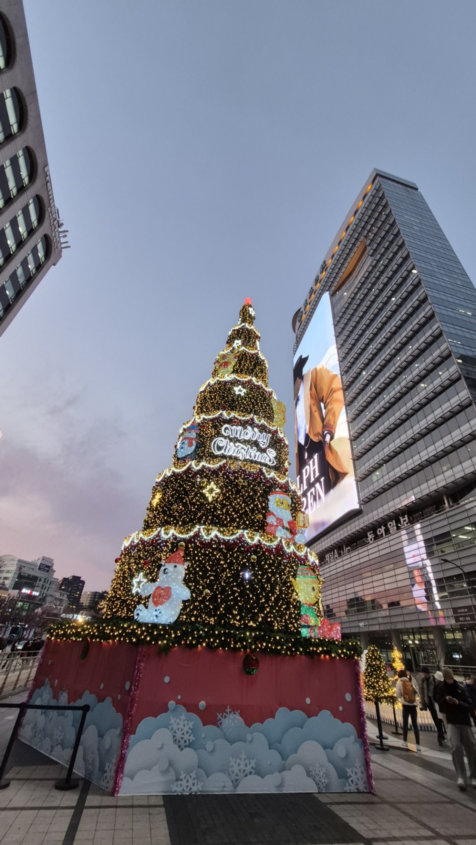 조명이 들어오기 시작하는 크리스마스 케이크 탑과 동아미디어센터의 ‘룩스’가 어우러져 마치 미래 세계의 도심 같은 풍경을 만들어냈다             양형모 기자