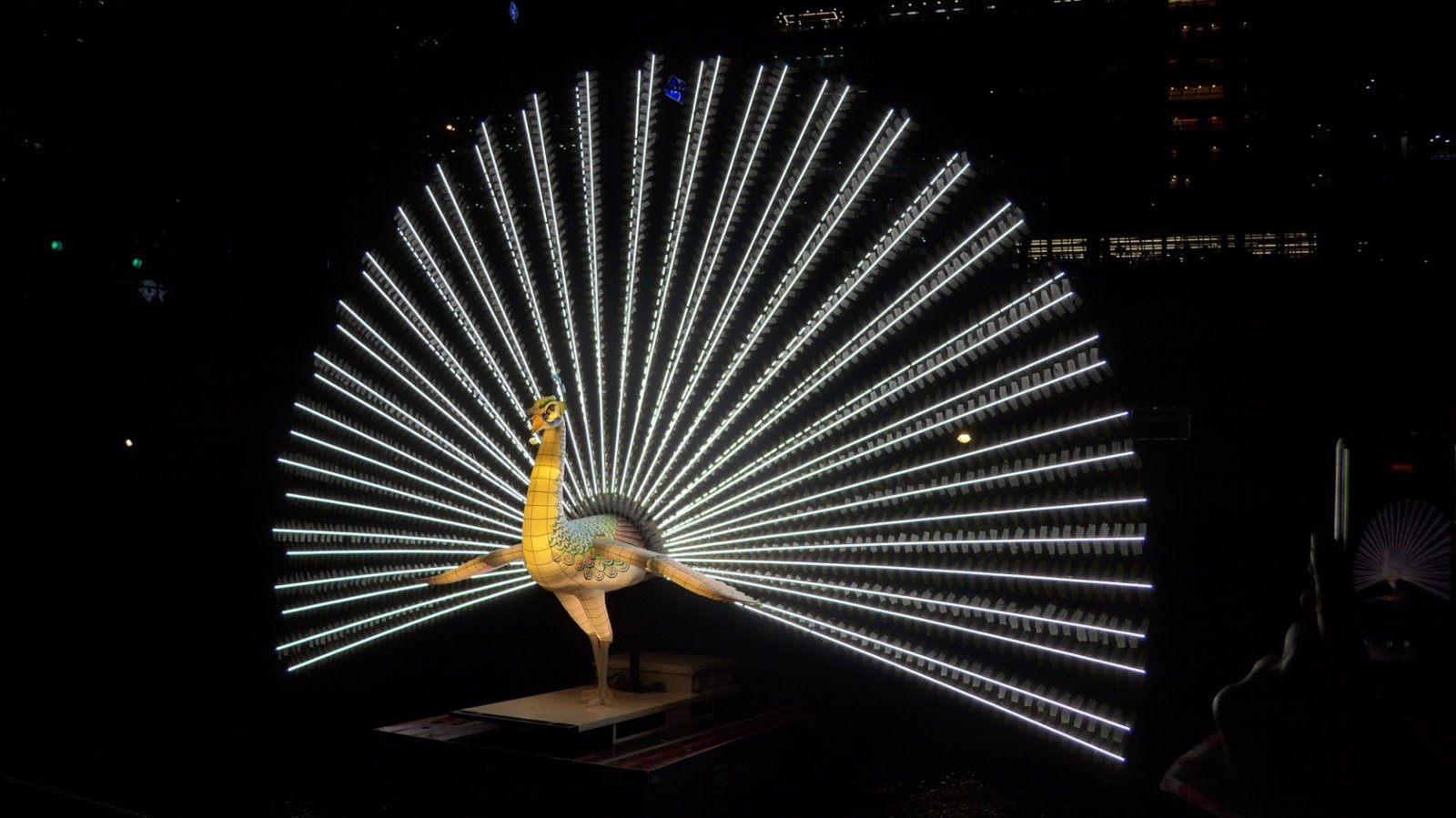 느닷없이 진짜 불을 입에서 뿜어내 관람객을 놀래키는 공작