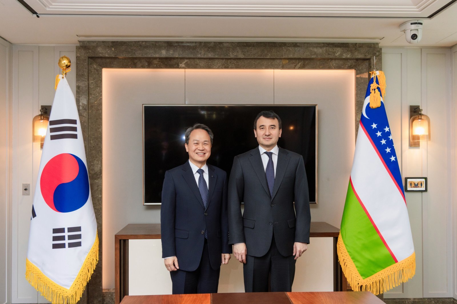 진옥동 신한금융 회장(왼쪽)과 잠시드 호자예프 우즈베키스탄 부총리. 사진제공｜신한금융