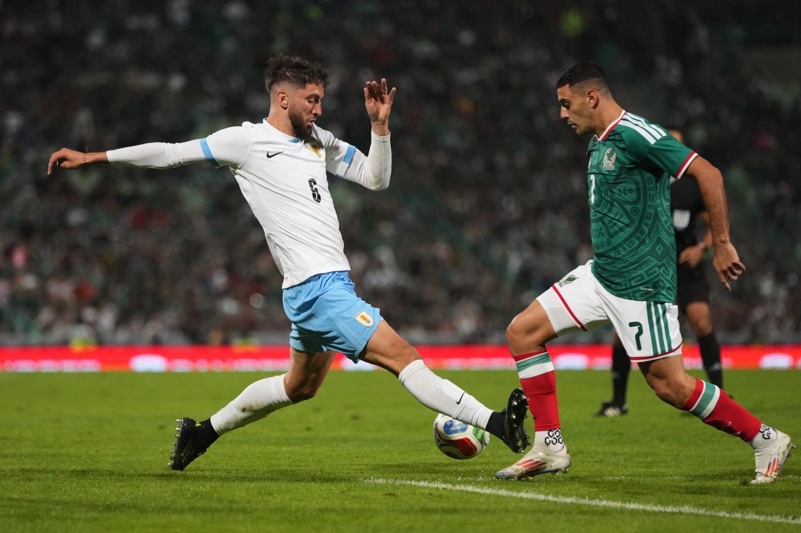 멕시코는 내년 6월에 열릴 북중미월드컵을 대비하고자 1월 파나마, 볼리비아와 원정 평가전에 이어 2월엔 아이슬란드와 안방에서 친선경기를 갖는다. AP뉴시스