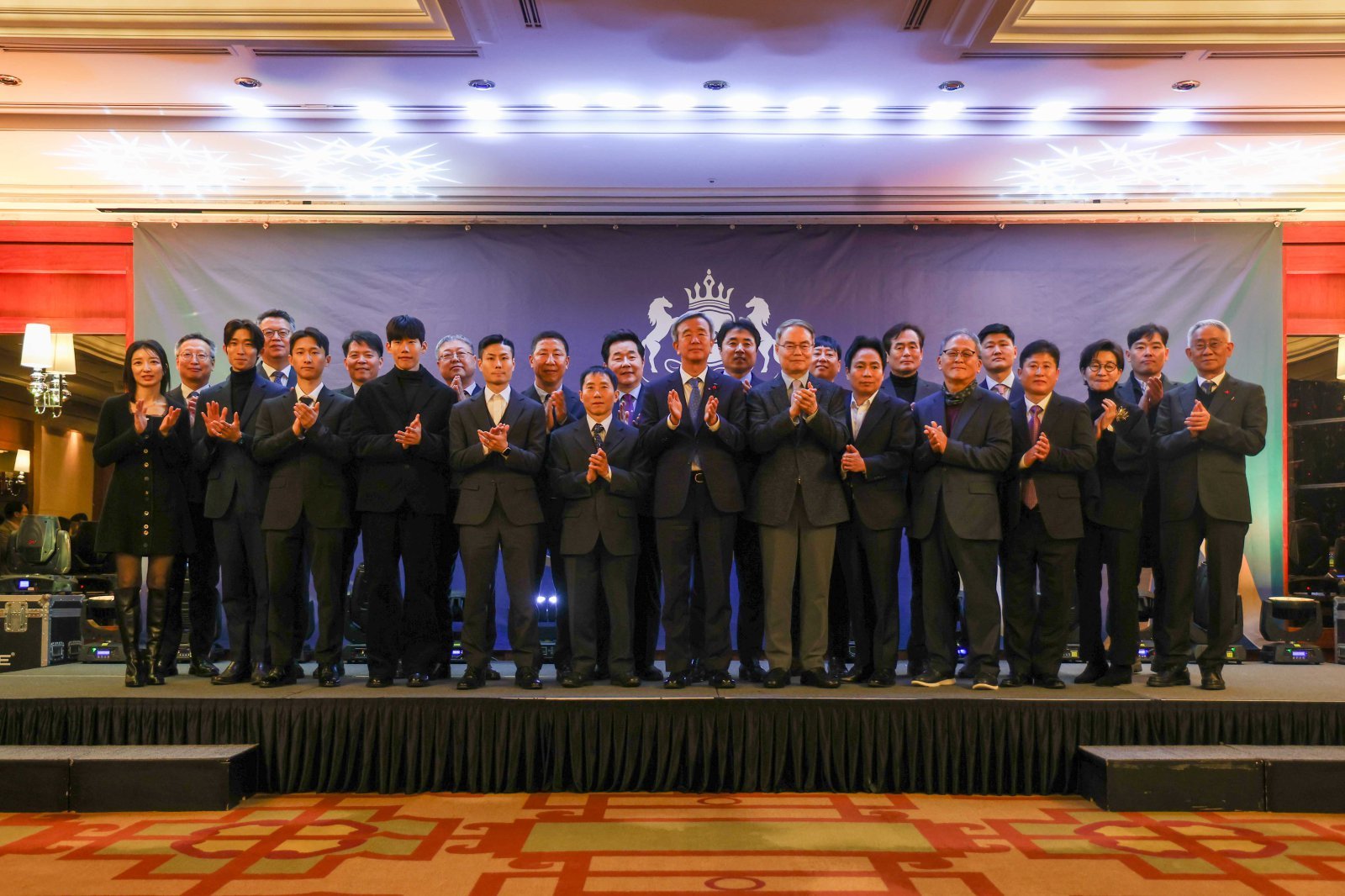 2025 연도대표상 참석자들이 단체 기념 촬영을 하고 있다.