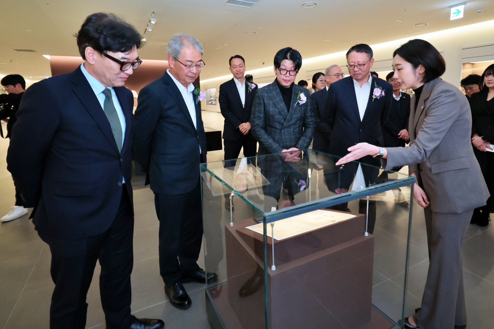 ‘우리1899’에서 서울시 지정문화재 ‘대한천일은행 창립청원서’에 대한 설명을 듣고 있는 임종룡 우리금융 회장(왼쪽 두 번째)과 정진완 우리은행장(네 번째). 사진제공｜우리은행