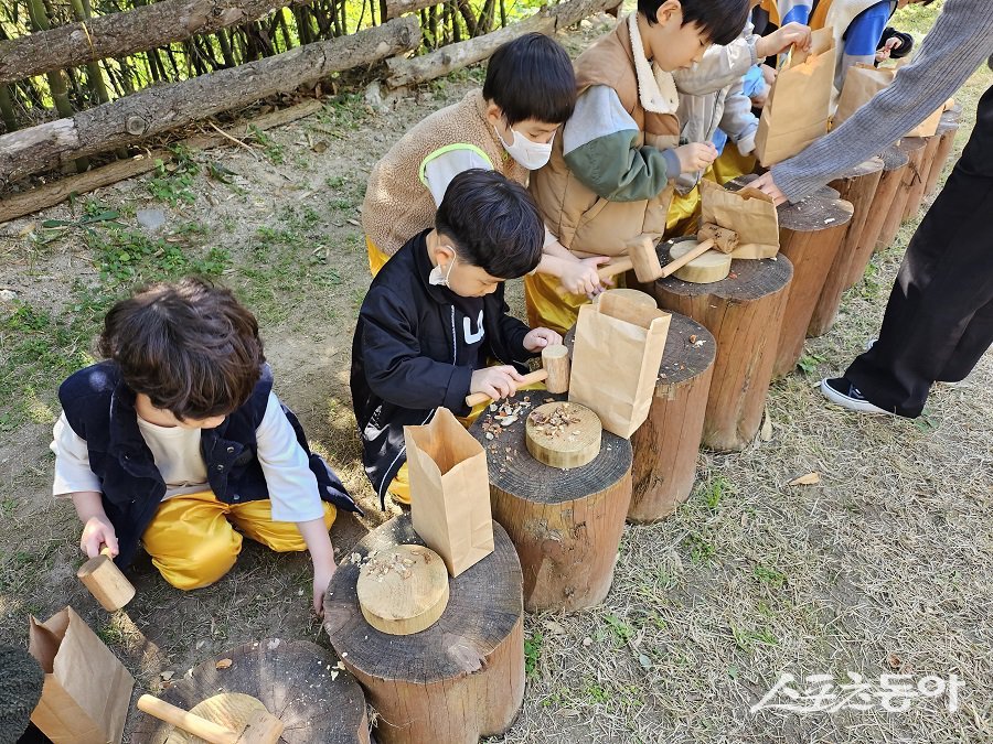 인천  연수구, 유아숲 체험 연계 ‘목재 체험프로그램’을 진행했다. 사진제공｜인천 연수구청