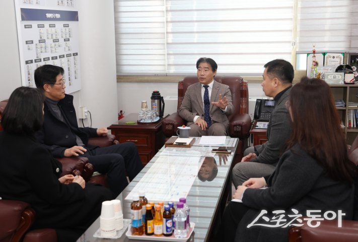 김운남 의장은 18일 국기원 관계자들과 태권도를 중심으로 한 체육·문화 분야 협력 방안에 대해 의견을 논의하고 있다. 사진제공ㅣ고양시의회 