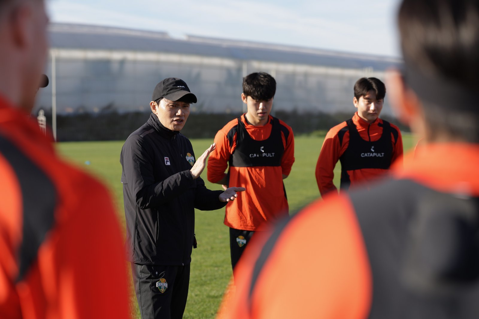 강원 정경호 감독이 1월 튀르키예 안탈리아에서 진행한 동계전지훈련에서 선수들을 모아놓고 말하고 있다. 사진제공|한국프로축구연맹