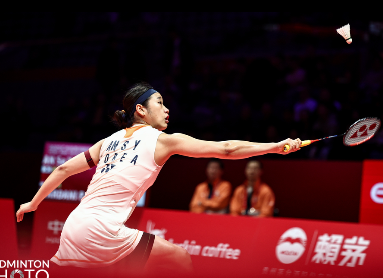 안세영은 18일 중국 항저우 올림픽스포츠센터 체육관에서 벌어진 BWF 월드투어 파이널스 2025 대회 2일째 여자단식 조별리그 A조 2차전서 미야자키에 게임 스코어 2-0 완승을 거두며 4강행 티켓을 거머쥐었다. 사진제공│대한배드민턴협회