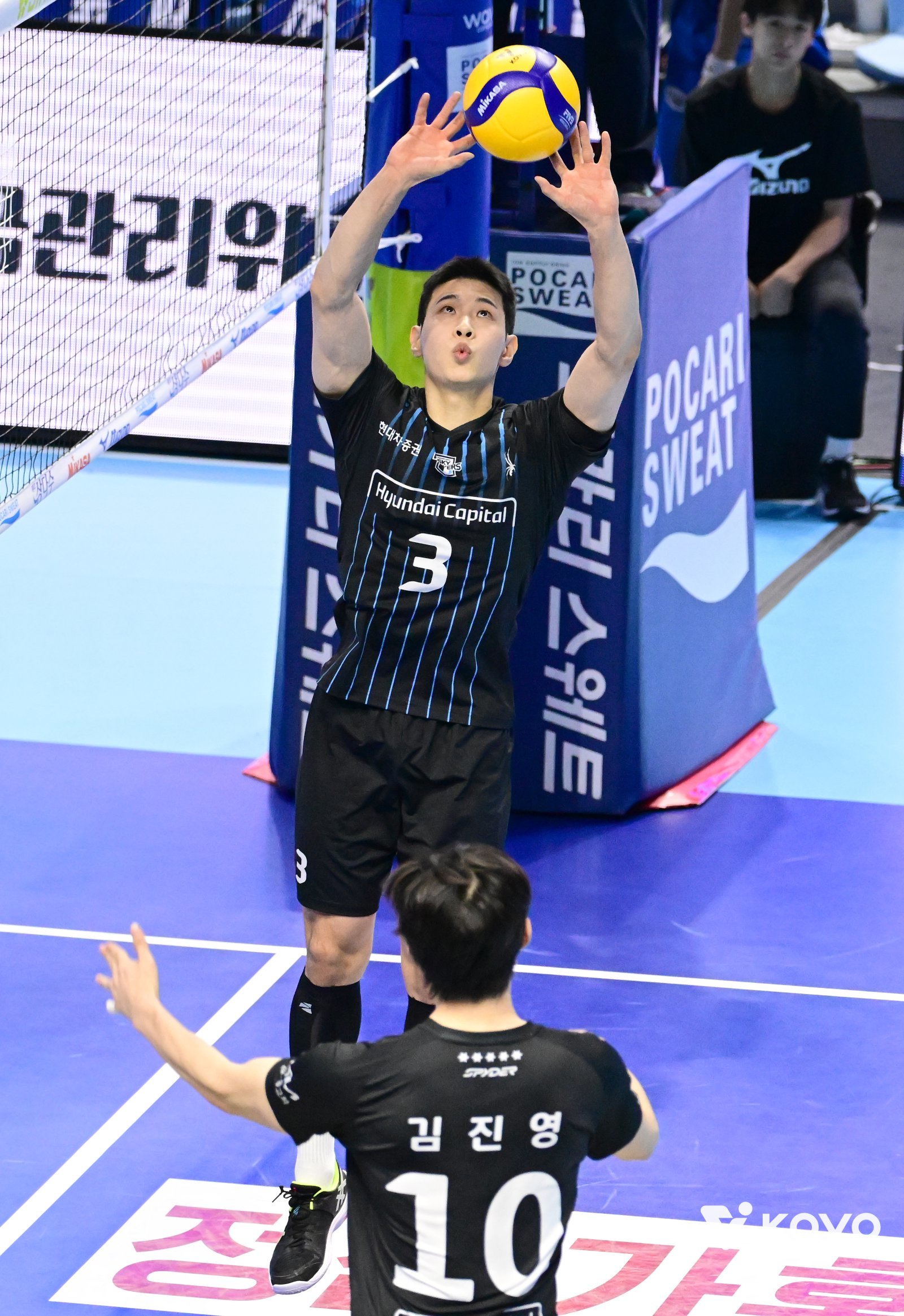 현대캐피탈 황승빈이 16일 대한항공과 원정경기서 동료 공격수에게 공을 띄워주고 있다. 사진제공|KOVO