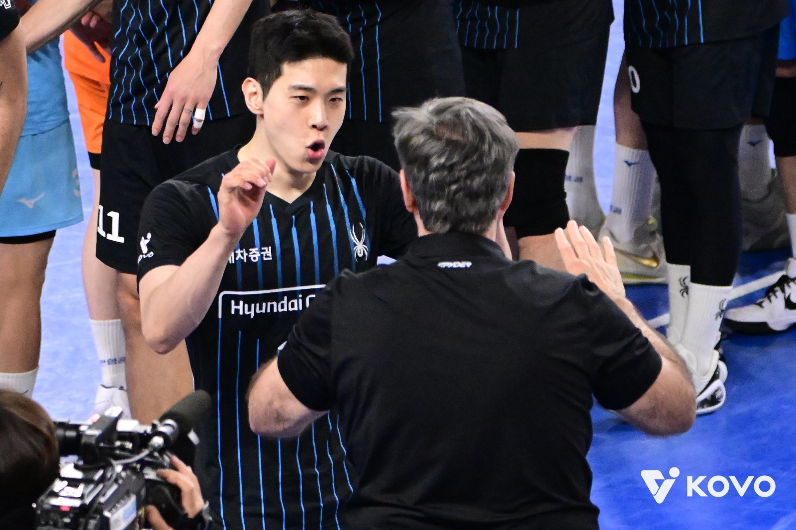 4월 대한항공과 V리그 챔피언결정전 1차전 홈경기서 손뼉을 마주치는 현대캐피탈 황승빈(왼쪽)과 필립 블랑 감독. 사진제공|KOVO