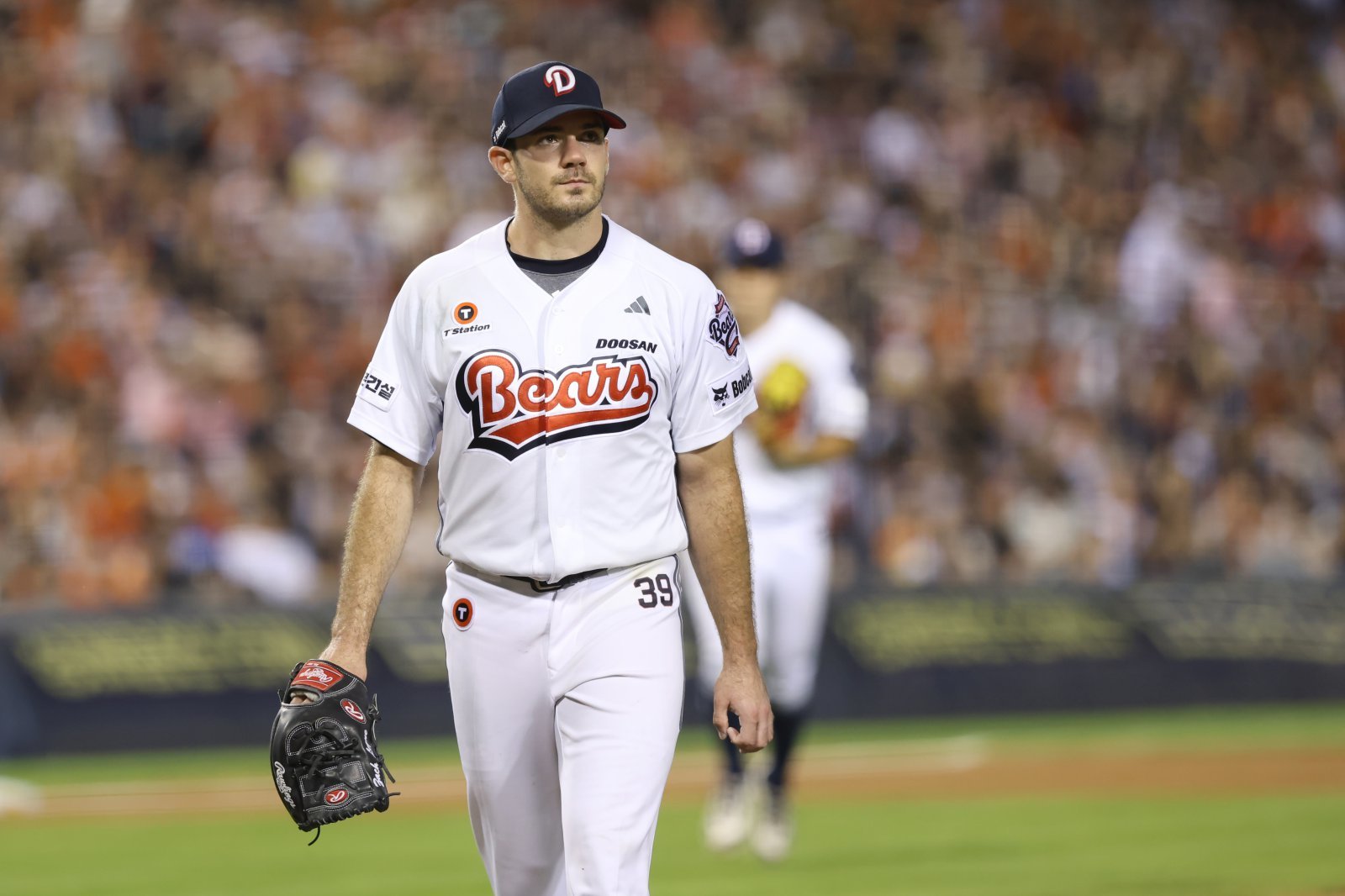 잭로그가 총액 110만 달러에 사인하며 2년 연속 두산 유니폼을 입고 뛰게 됐다. 사진제공|두산 베어스