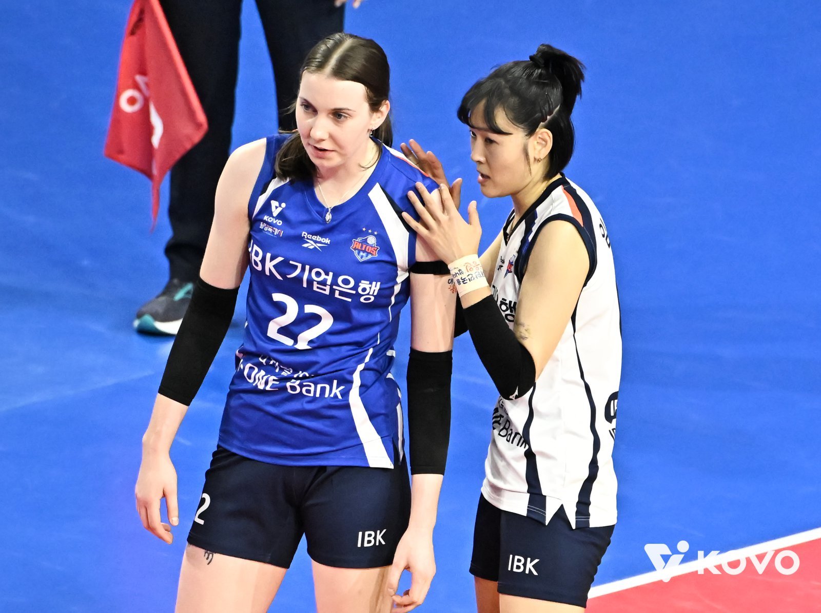 IBK기업은행은 빅토리아와 킨켈라(왼쪽)의 공존법을 찾은 덕분에 1라운드 부진을 딛고 상승세를 타고 있다. 킨켈라의 수비 부담을 덜어 준 임명옥(오른쪽)의 활약이 결정적이었다. 사진제공│KOVO