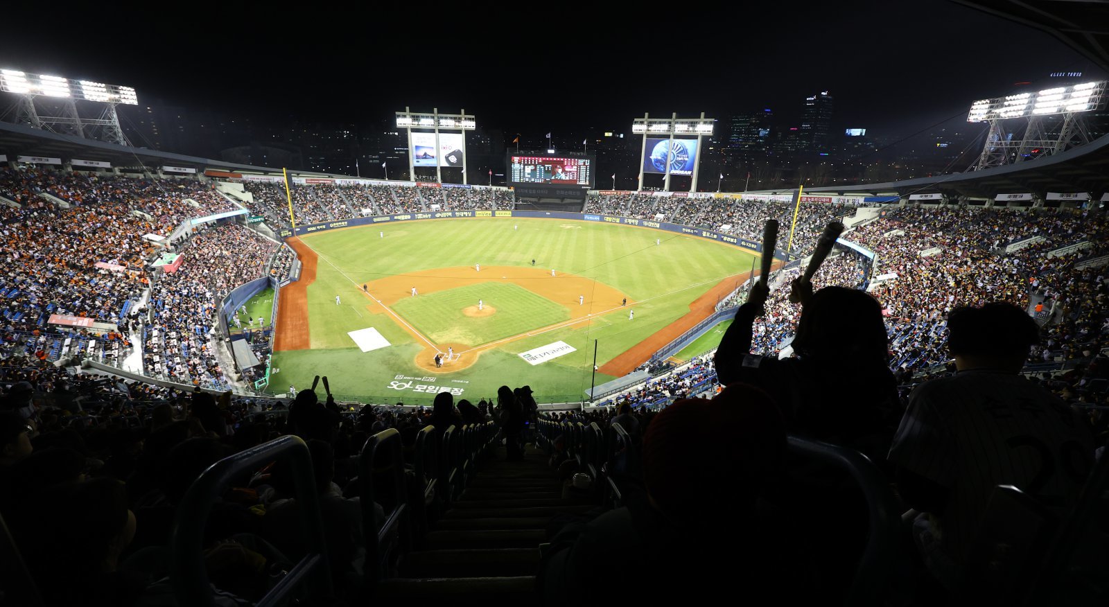 KBO, 2026시즌 새 규정 발표…주루방해·수비 시프트 위반 규정 강화