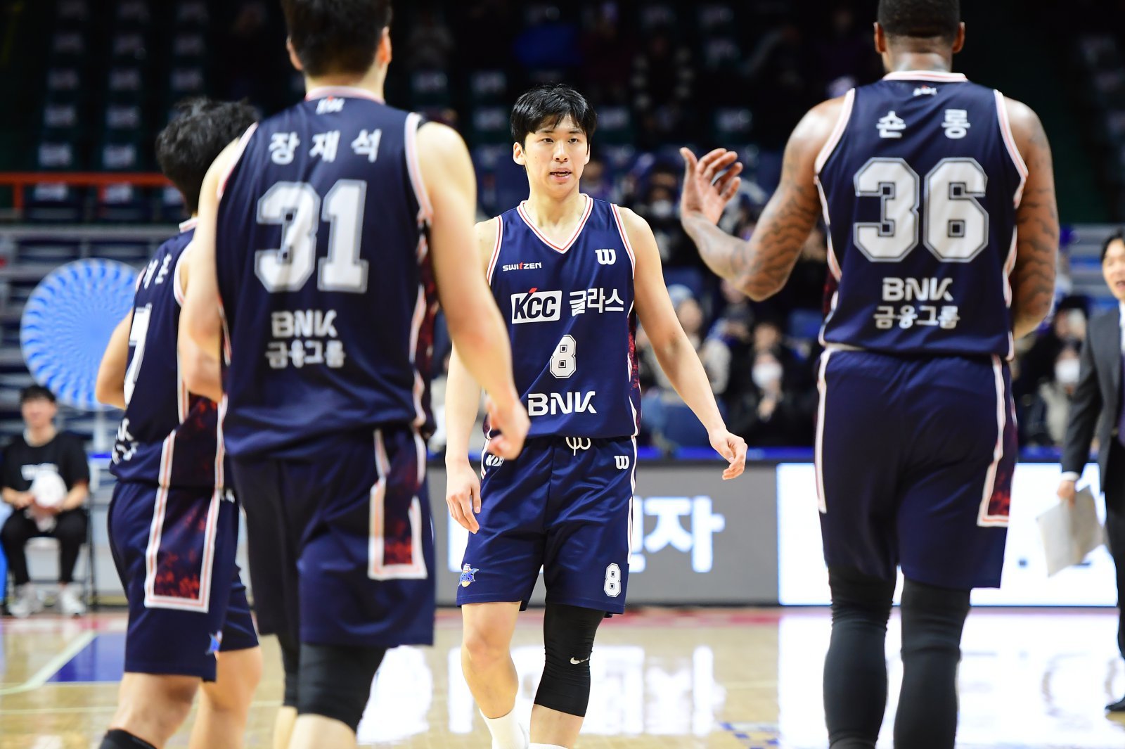 KCC 윤기찬(가운데)은 18일 부산서 열릴 가스공사전서 선발출전한다. 그는 최준용의 공백을 메우고자 익숙하지 않은 4번 포지션으로 나선다. 사진제공｜KBL