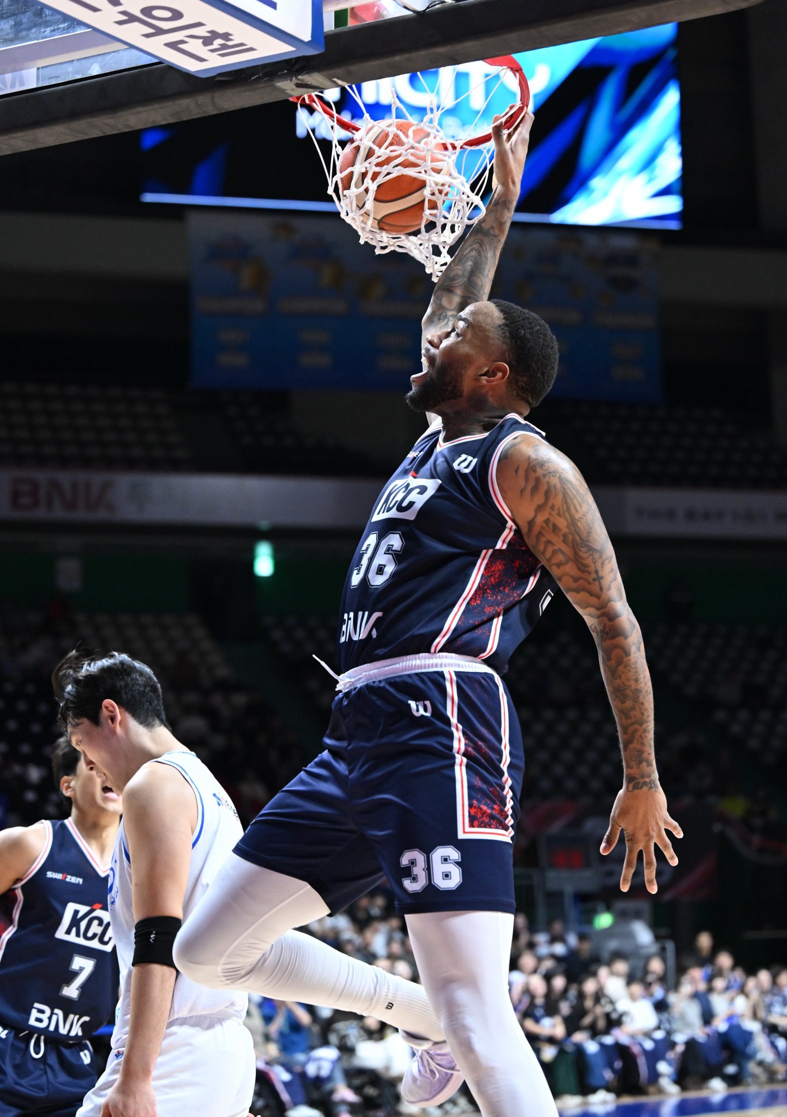 KCC 숀 롱이 18일 부산서 열린 가스공사와 홈경기서 덩크슛을 시도하고 있다. 그는 28점을 넣으며 4연승을 이끌었다. 사진제공|KBL