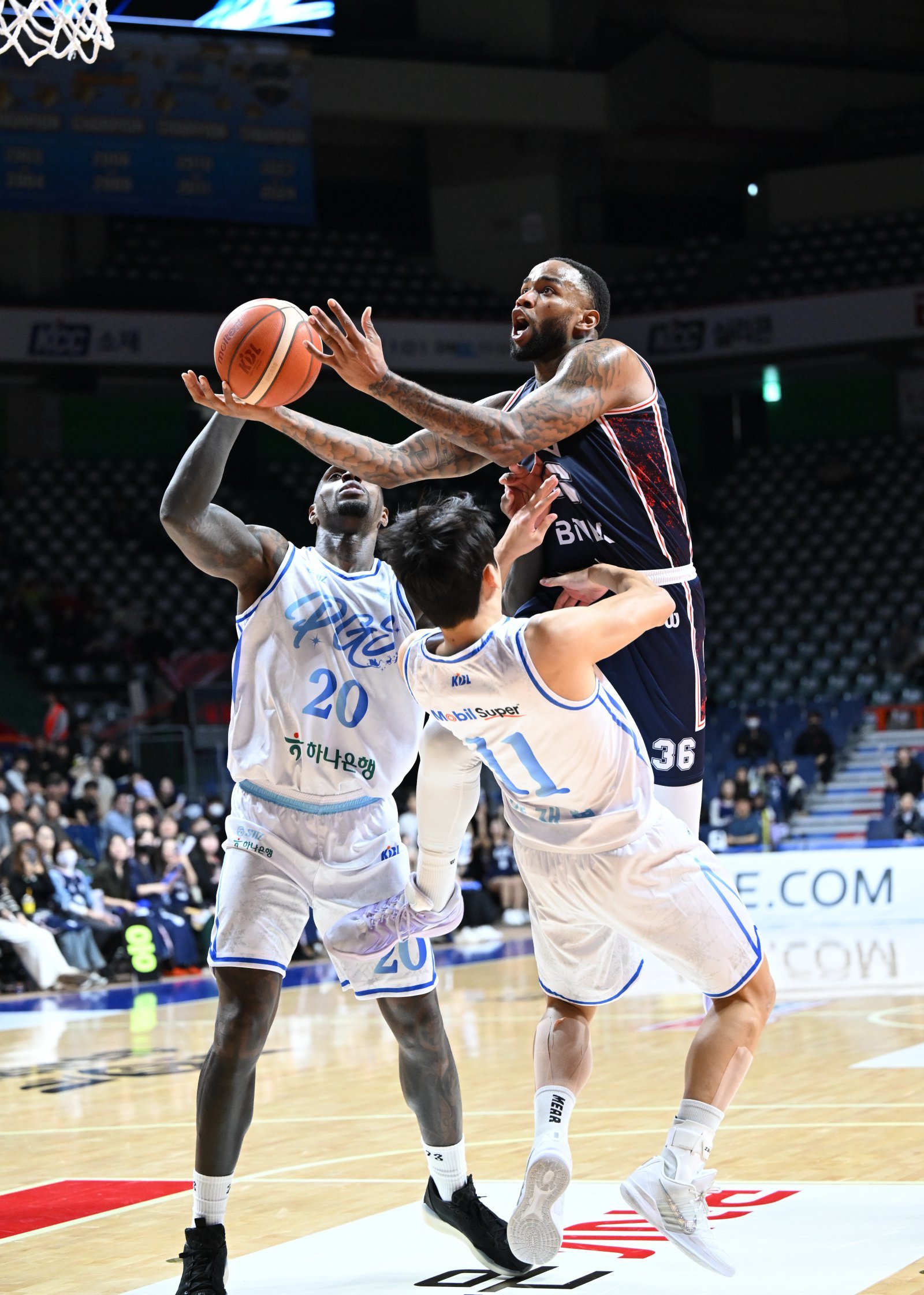 KCC 숀 롱(가운데)은 18일 부산서 열린 가스공사와 홈경기서 28점을 넣으며 4연승을 이끌었다. 사진제공|KBL