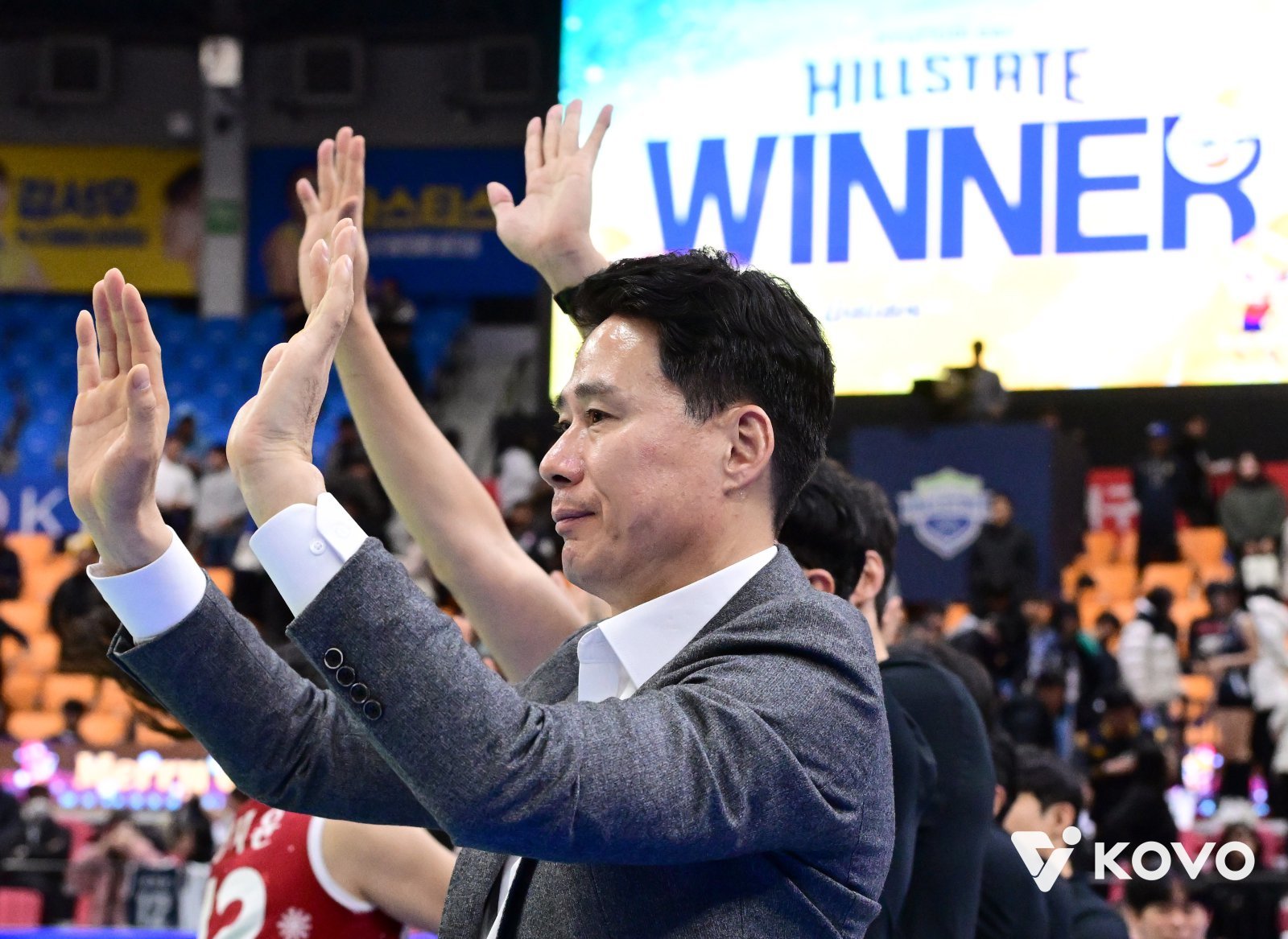 강성형 현대건설 감독은 18일 도로공사와 홈경기를 3-1 승리로 마친 뒤 “수월한 승리라 보일 수도 있는데, 그렇지 않다. 마지막까지 선수들이 포기하지 않았다”며 “서브와 블로킹 모두 잘 됐고, 여러 선수들의 득점이 잘 터져줬다”고 승리 요인을 밝혔다. 사진제공|KOVO