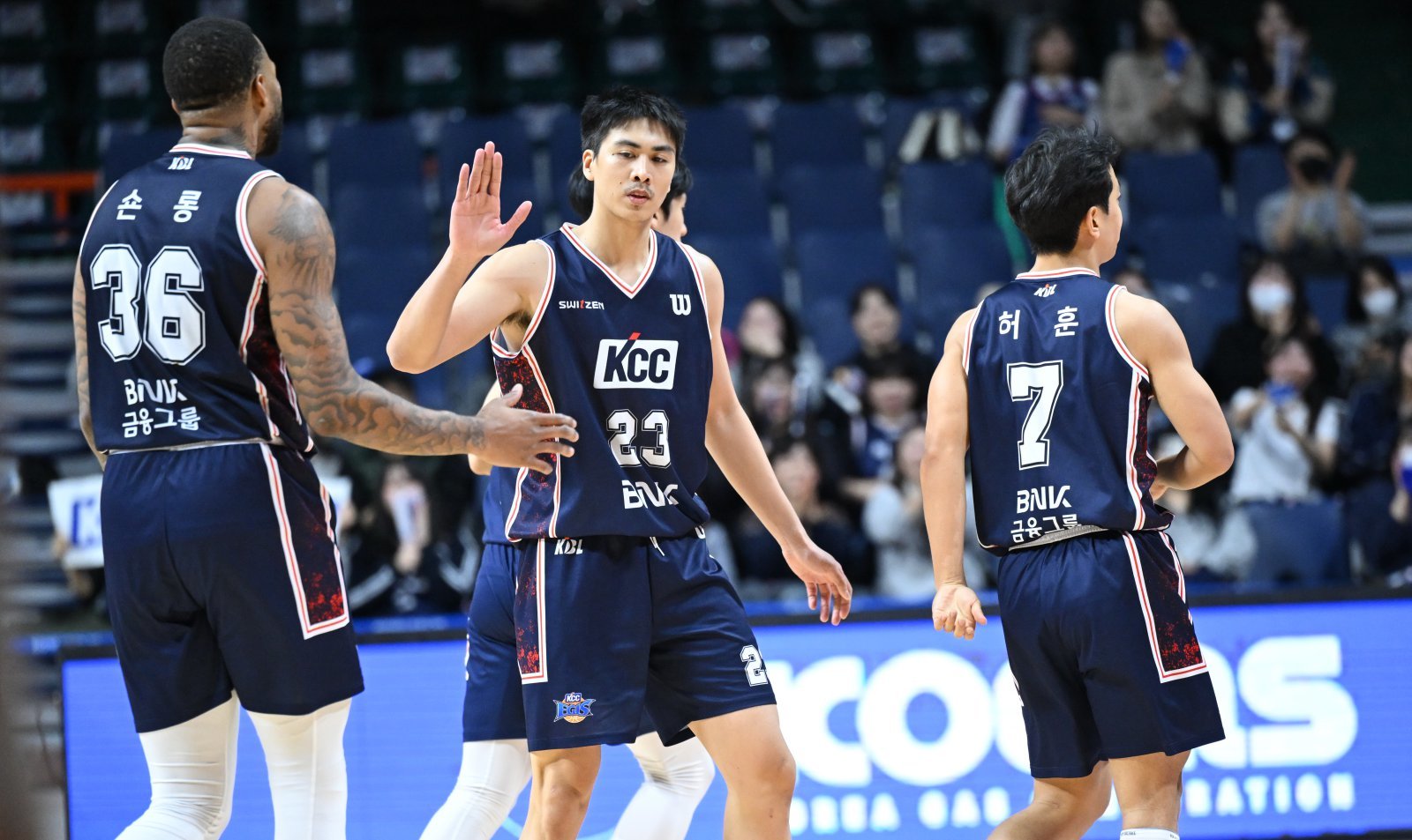 KCC 윌리엄 나바로(가운데)는 18일 부산서 열린 가스공사와 홈경기서 18점·10리바운드로 KBL 데뷔 이후 최고의 활약을 펼쳤다. 사진제공|KBL