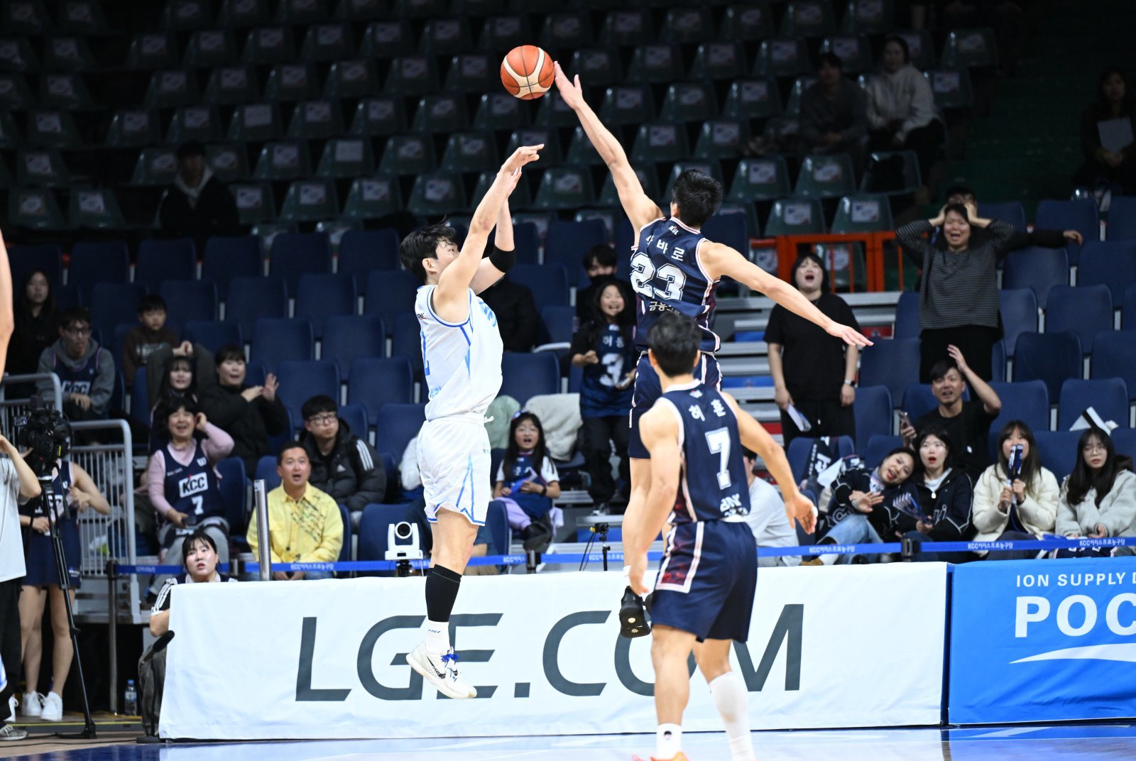 KCC 윌리엄 나바로(23번)는 18일 부산서 열린 가스공사와 홈경기서 18점·10리바운드로 KBL 데뷔 이후 최고의 활약을 펼쳤다. 사진제공|KBL