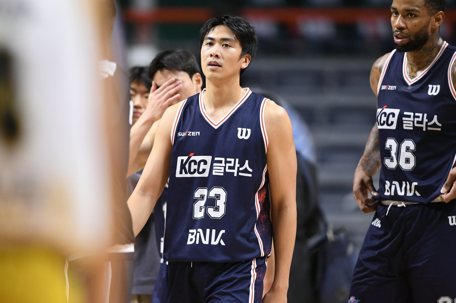 KCC 윌리엄 나바로(23번)는 18일 부산서 열린 가스공사와 홈경기서 18점·10리바운드로 KBL 데뷔 이후 최고의 활약을 펼쳤다. 사진제공|KBL