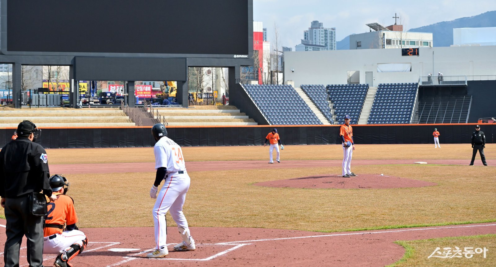 한화 선수단이 지난 3월 대전한화생명볼파크에서 자체 청백전을 치르는 모습. 외야에 피치클락이 작동되고 있다. 스포츠동아DB