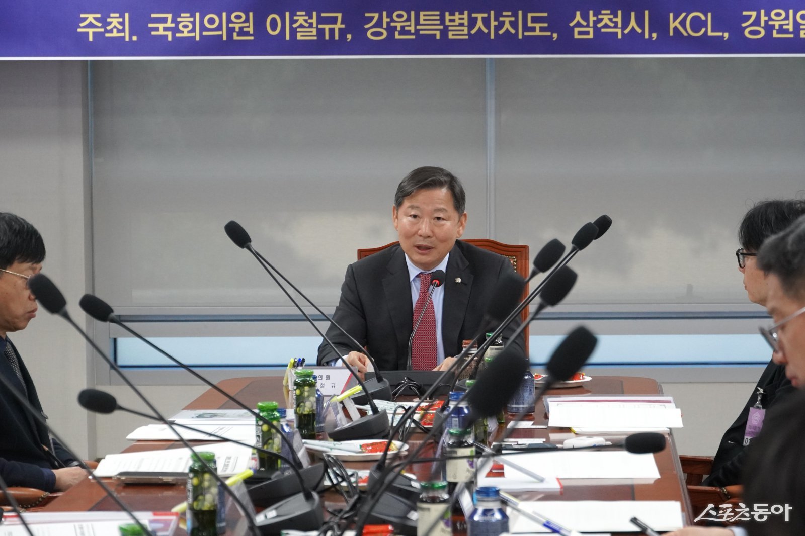 이철규 국회 산업통상자원중소벤처기업위원회 위원장(국민의힘, 강원 동해·태백·삼척·정선)은 18일 강원특별자치도, 삼척시, KCL(한국건설생활환경시험연구원), 강원일보와 공동으로 국회 의원회관 제10간담회의실에서 ‘삼척 ESS 인증체계 구축 완성’을 주제로 정책 토론회를 개최했다. 사진제공｜이철규 의원