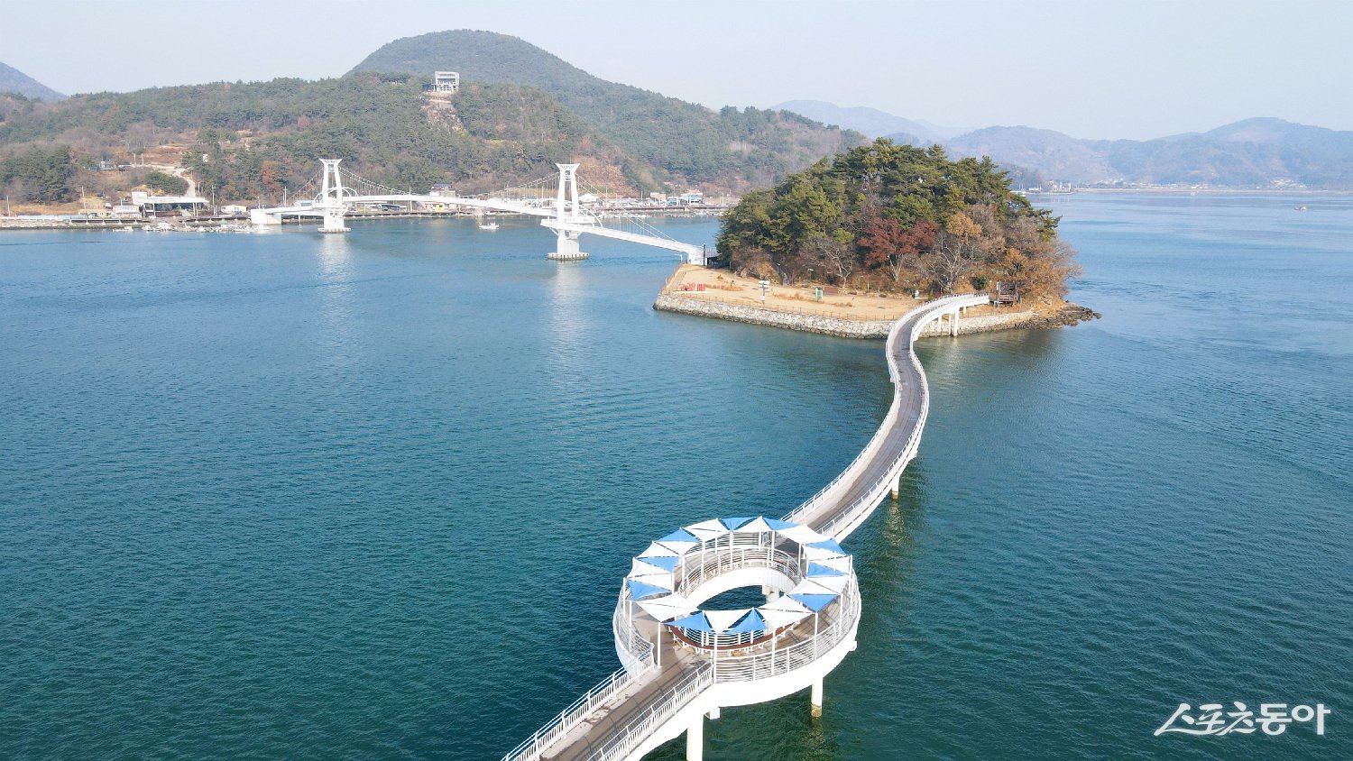 광양시는 지난 15일, 배알도 수변공원에 위치한 해맞이다리 중앙부 원형 구간에  쉼터 조성을 완료했다.  사진제공=광양시