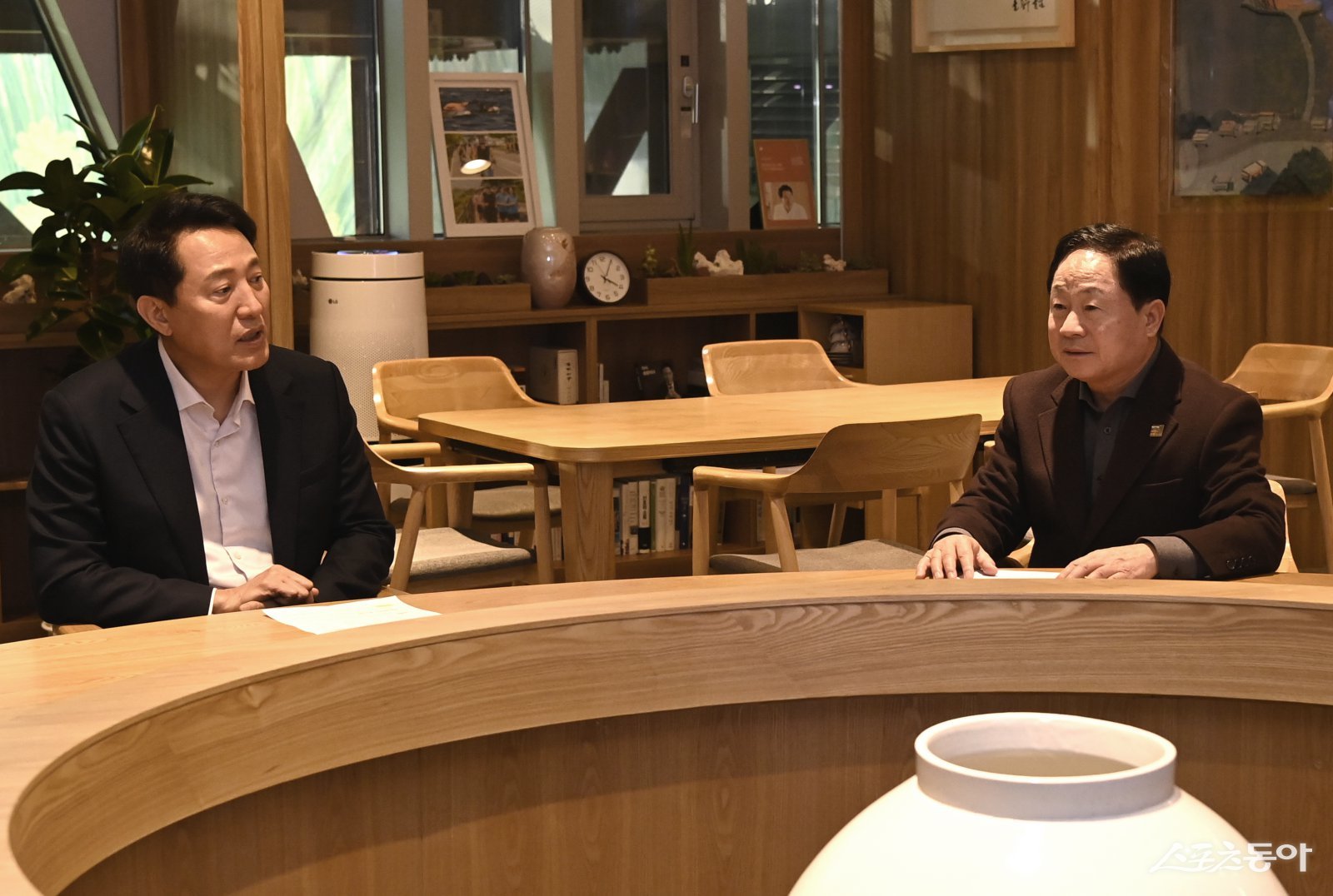 주광덕 시장(오른쪽)이 17일 서울시청에서 오세훈 시장을 만나 “별내선 감차없이 현행유지 결정을 요청하여, 서울시 화답을 이끌어 내고 있다.”  사진제공ㅣ남양주시 