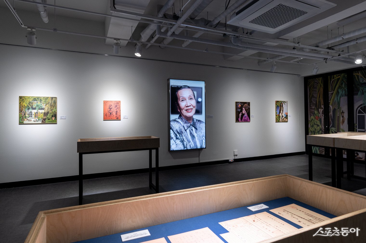 고흥군은 천경자 화백 추모 10주기 리마스터전인 ＜RE:Chun Kyung-Ja 환상여행＞을 오는 31일까지 고흥아트센터 2층 전시실에서 천 화백의 작품과 유품을 중심으로 한 상설전을 운영한다.  사진제공=고흥군