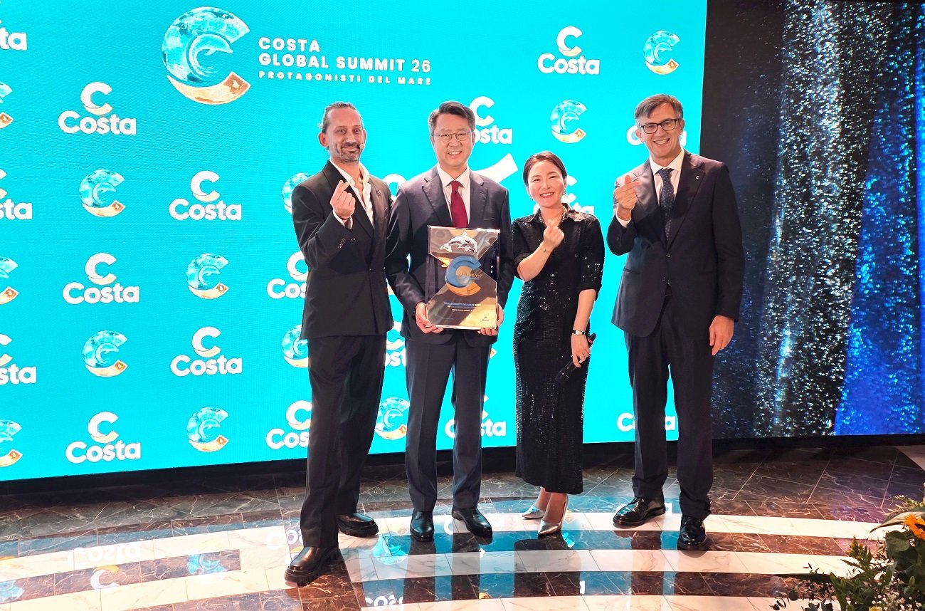 왼쪽부터 코스타 아시아 총괄 프란체스코 라파, 롯데관광개발 대표이사 사장 백현, 코스타 차장 윤효진, 코스타 수석 부사장 주세페 카리노