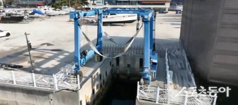 여수시 이순신마리나 해상크레인.  사진제공=독자제공