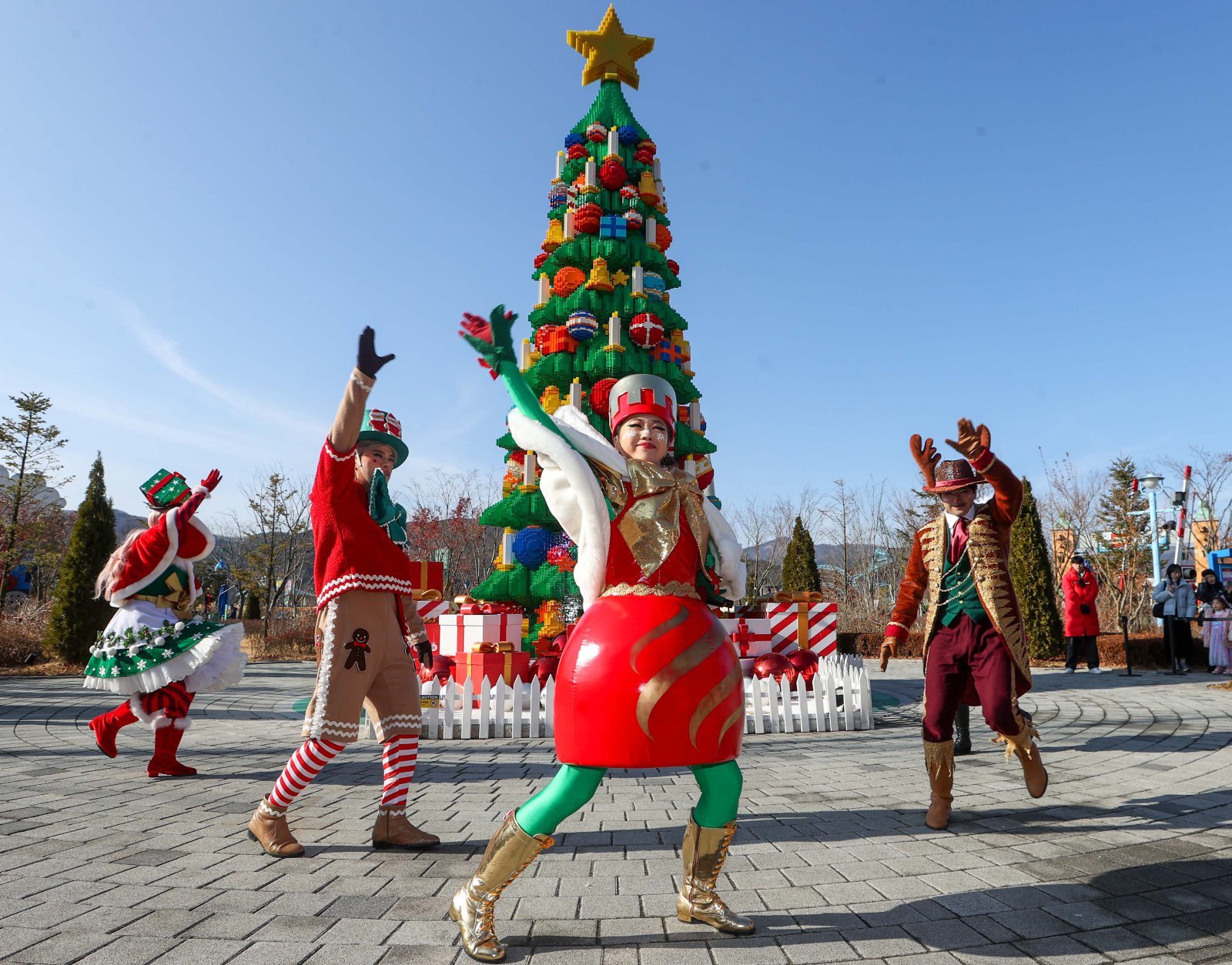 “메리 브릭스마스!  레고랜드 트리 앞에서 모두 만나요!” 춘천 레고랜드에 설치된 초대형듀플로 크리스마스 트리 앞에서 겨울 시즌 브릭스마스 공연이 펼쳐지고 있다.   레고랜드 제공