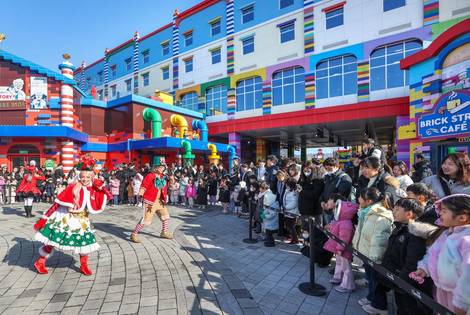 “흥겨운 레고 브릭스마스 캐롤, 들리시나요?” 춘천 레고랜드를 찾은 어린이 가족들이 겨울 시즌 브릭스마스 공연을 즐기고 있다