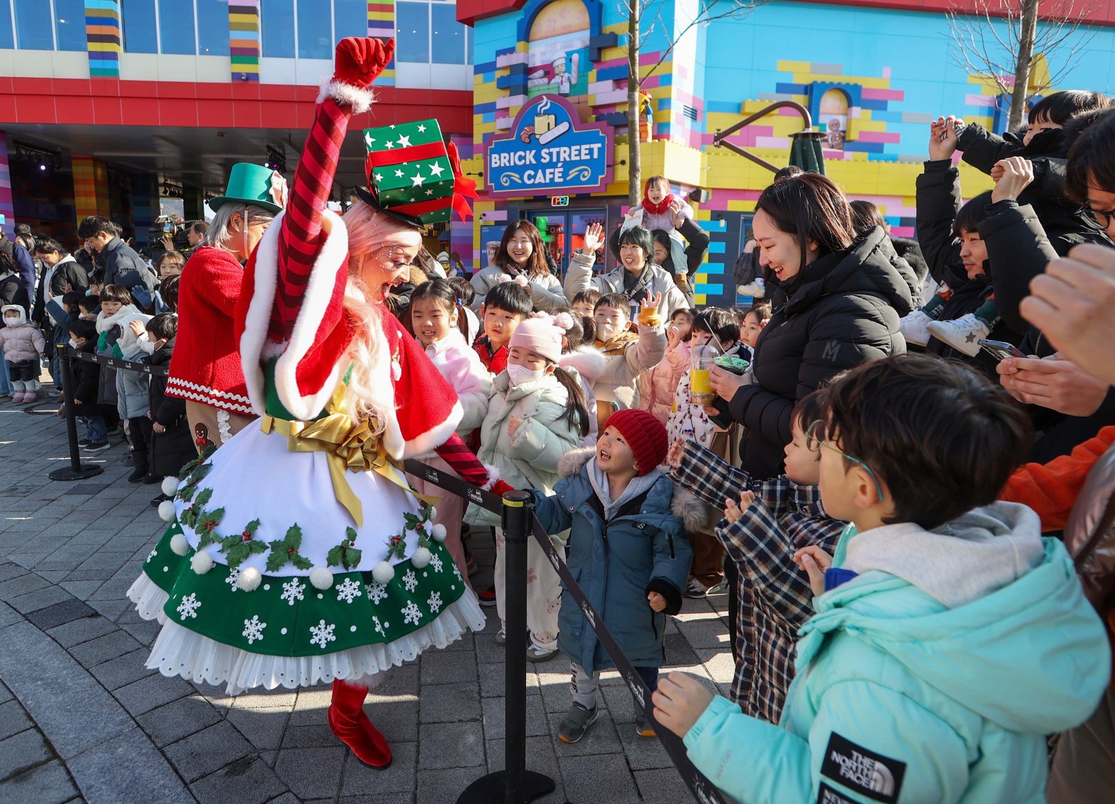 “오늘 레고랜드의 주인공은 바로 나!” 춘천 레고랜드를 찾은 어린이 가족들이 겨울 시즌 브릭스마스 공연을 즐기고 있다